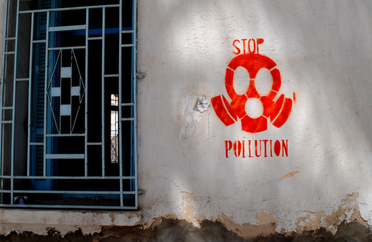 Ce graffiti est très courant à Gabès, une ville du sud, qui souffre de la pollution d’une usine.