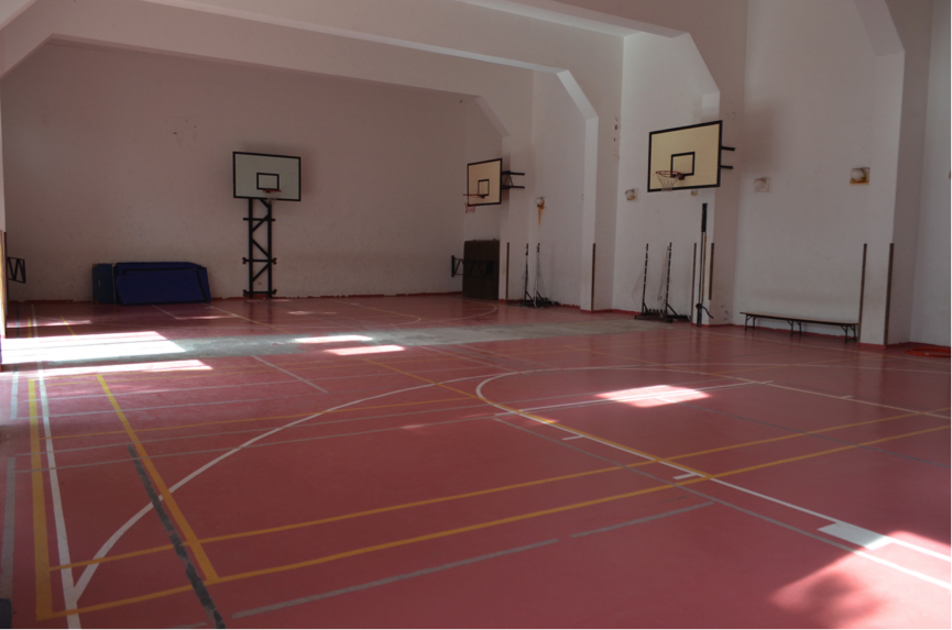 Terrain intérieur de basket et gymnasium.
