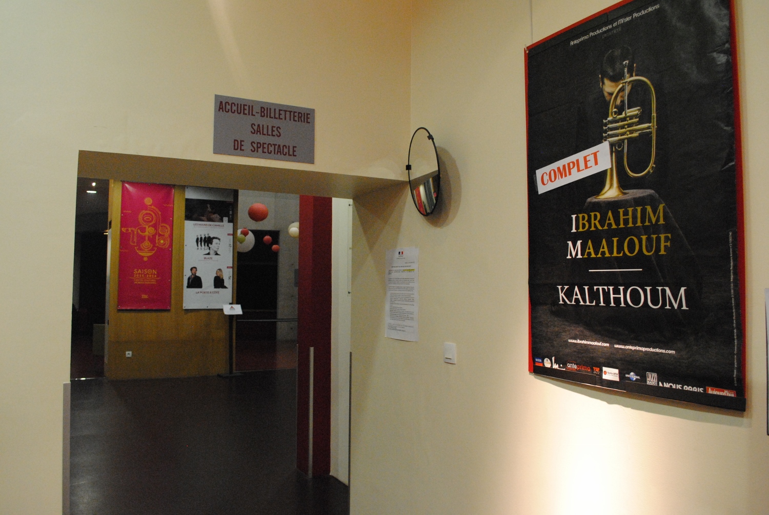 Dans l’entrée du centre culturel de Vitré. Ce soir-là, comme d’habitude, le concert d’Ibrahim Maalouf affiche complet.