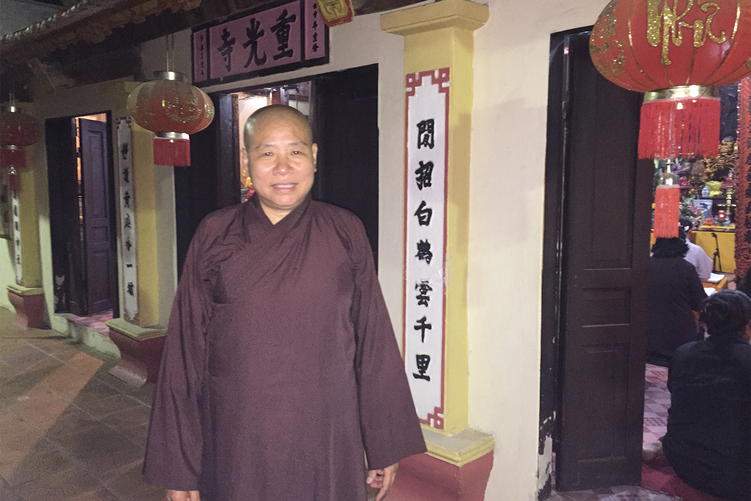 Difficile de trouver un bel éclairage la nuit ! Mais la moine Difficile de trouver un bel éclairage la nuit ! Mais la moine Thich Dam Chi s’est prêtée au jeu.
