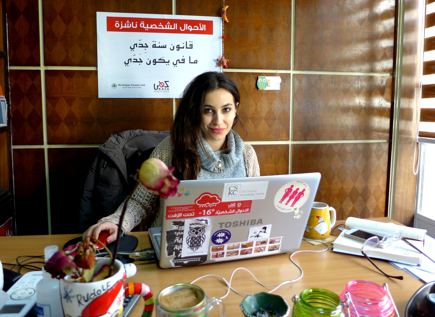 Maya Ammar au siège de l’association libanaise Kafa. Elle en est la chargée de communication.