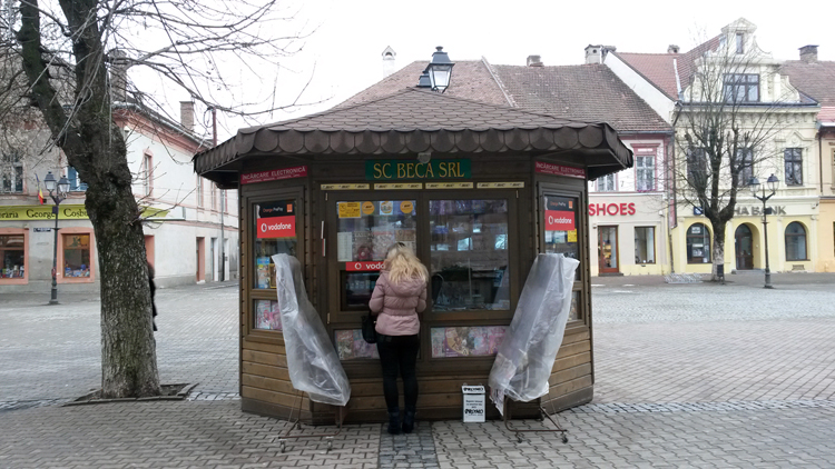Les kiosques servent à acheter des journaux, des cigarettes et des recharges de crédit pour le téléphone