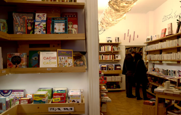 Des clients dans la librairie Kiralina