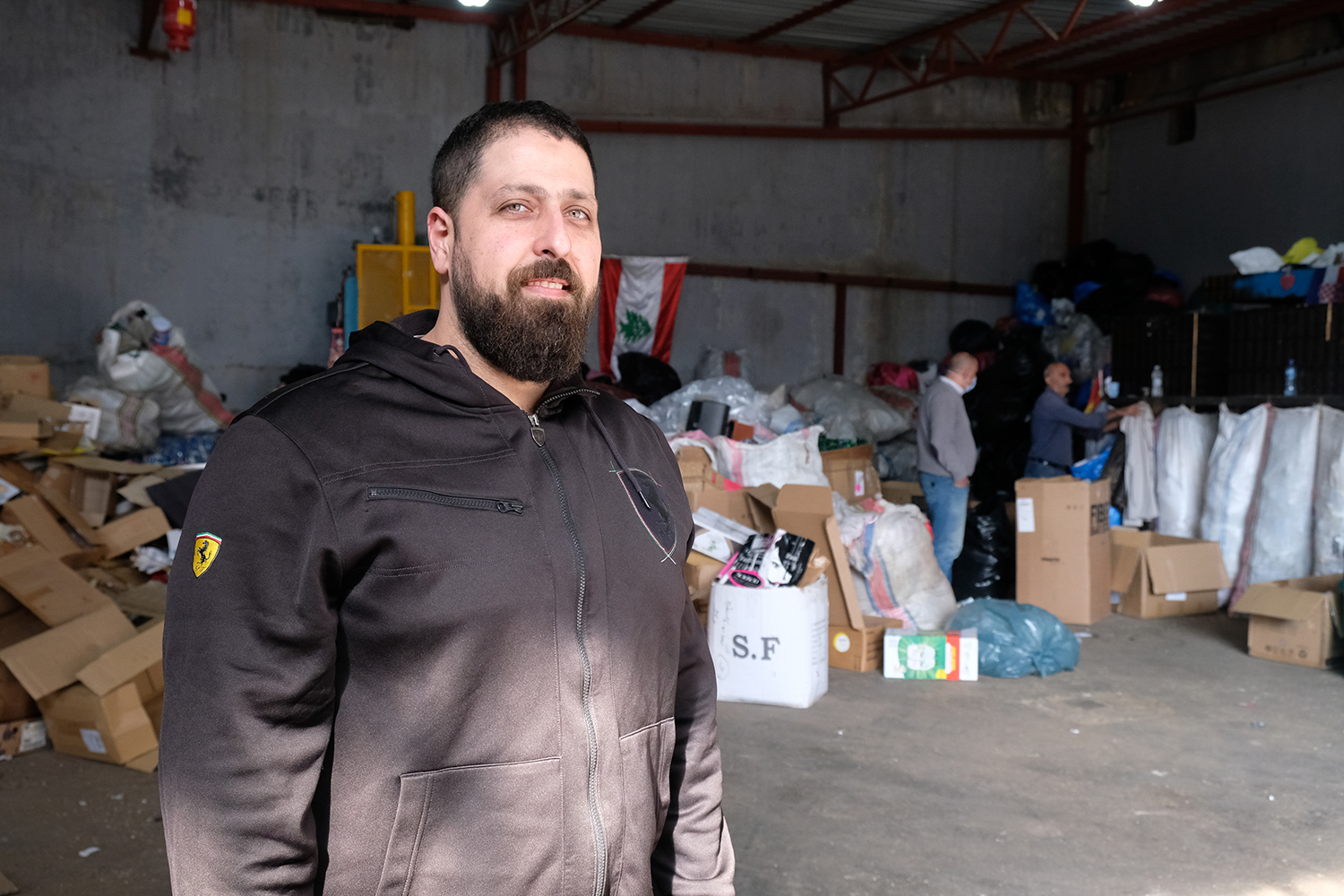 Portrait de Rabih ZEINEDDIN, fondateur et directeur des opérations de Recycle Beirut, à l’entrée de l’entrepôt de tri ©Globe Reporters