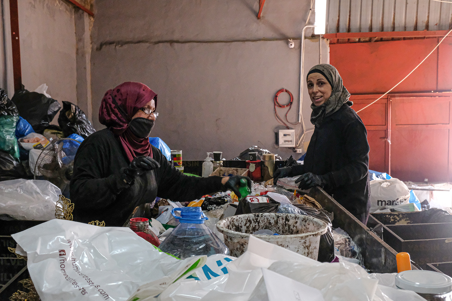 Recycle Beirut est une entreprise qui veut également agir sur la crise des réfugiés en employant des personnes réfugiées de nationalité syrienne, notamment des femmes, pour les aider à subvenir aux besoins de leur famille ©Globe Reporters