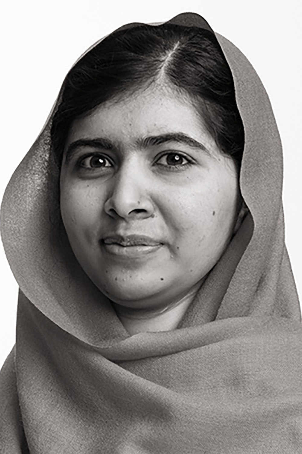 MALALA YOUSAFZAÏ a 15 ans lorsqu’elle est blessée au visage par des tirs de talibans dans la vallée de Swat, au Pakistan, en 2012. Ils voulaient l’empêcher, elle et d’autres jeunes filles, d’aller à l’école. Elle a survécu à ses graves blessures et a continué à se battre.  En 2013, Malala devient la plus jeune lauréate du prix Sakharov. Elle dédie alors sa distinction aux « héros pakistanais de l’ombre » et prononce un vibrant plaidoyer pour le droit de tous les enfants à l’éducation.