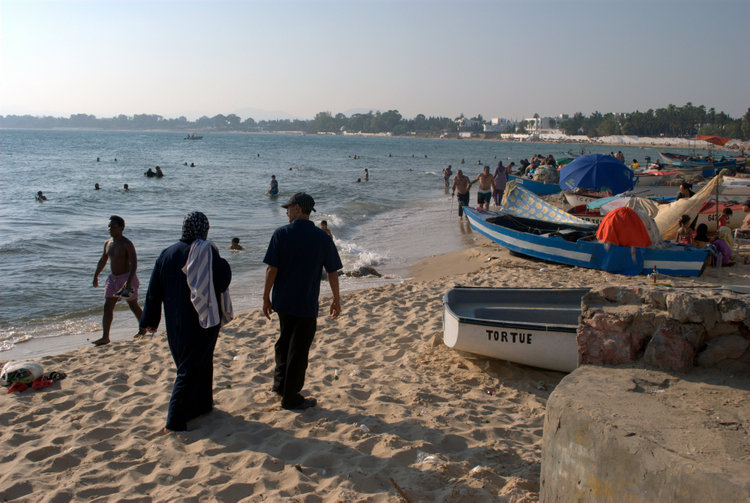 La plage située au pied du fort est surtout fréquentée par les Tunisiens, très peu par les touristes étrangers 