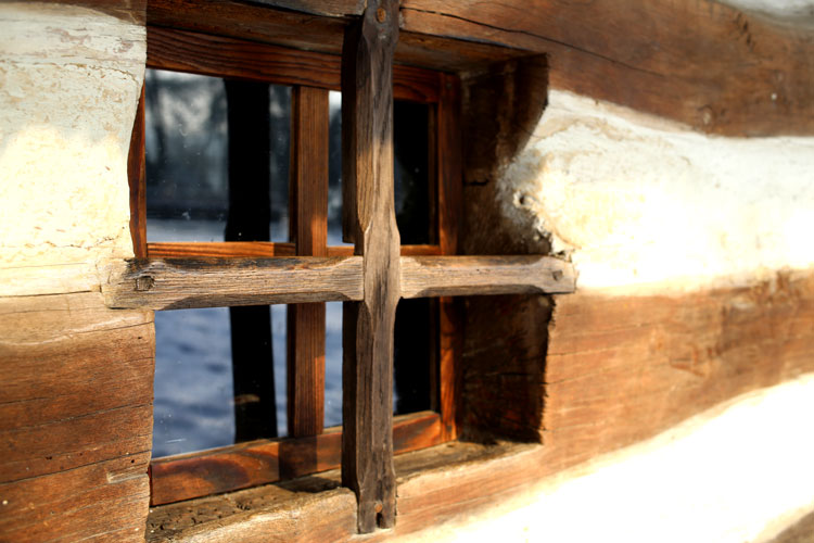 La croix de bois  protège la fenêtre