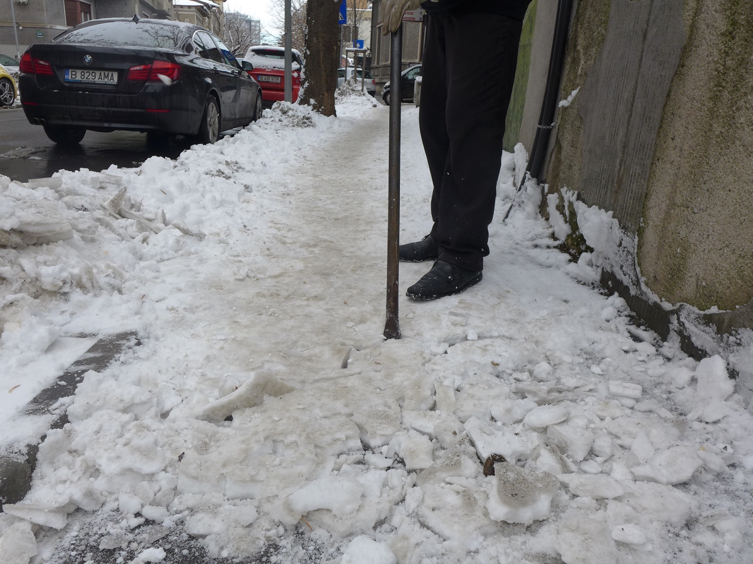 Après plusieurs jours, la neige piétinée mille fois par les passants devient très dure et forme une sorte de plaque. Il faut alors utiliser une barre de fer pour la décoller du trottoir. 