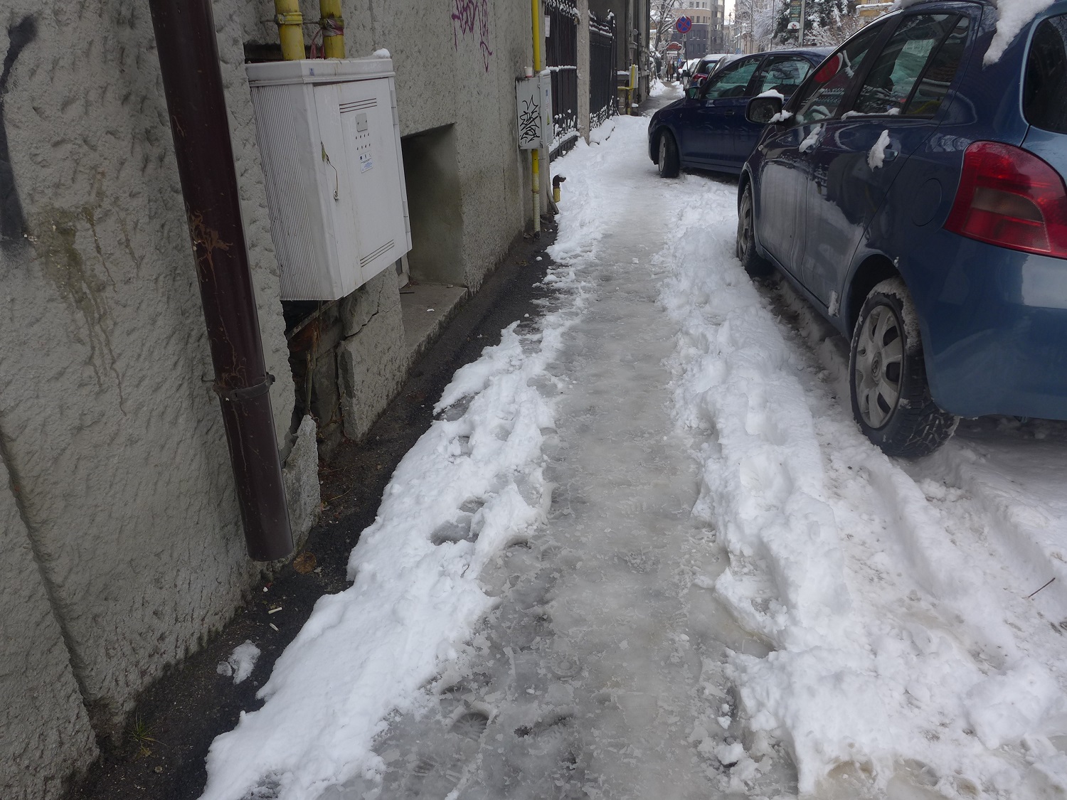 Ici, un exemple de neige où on peut marcher sans craindre de glisser : elle ne forme pas de plaque, on dirait plutôt de la bouillasse.