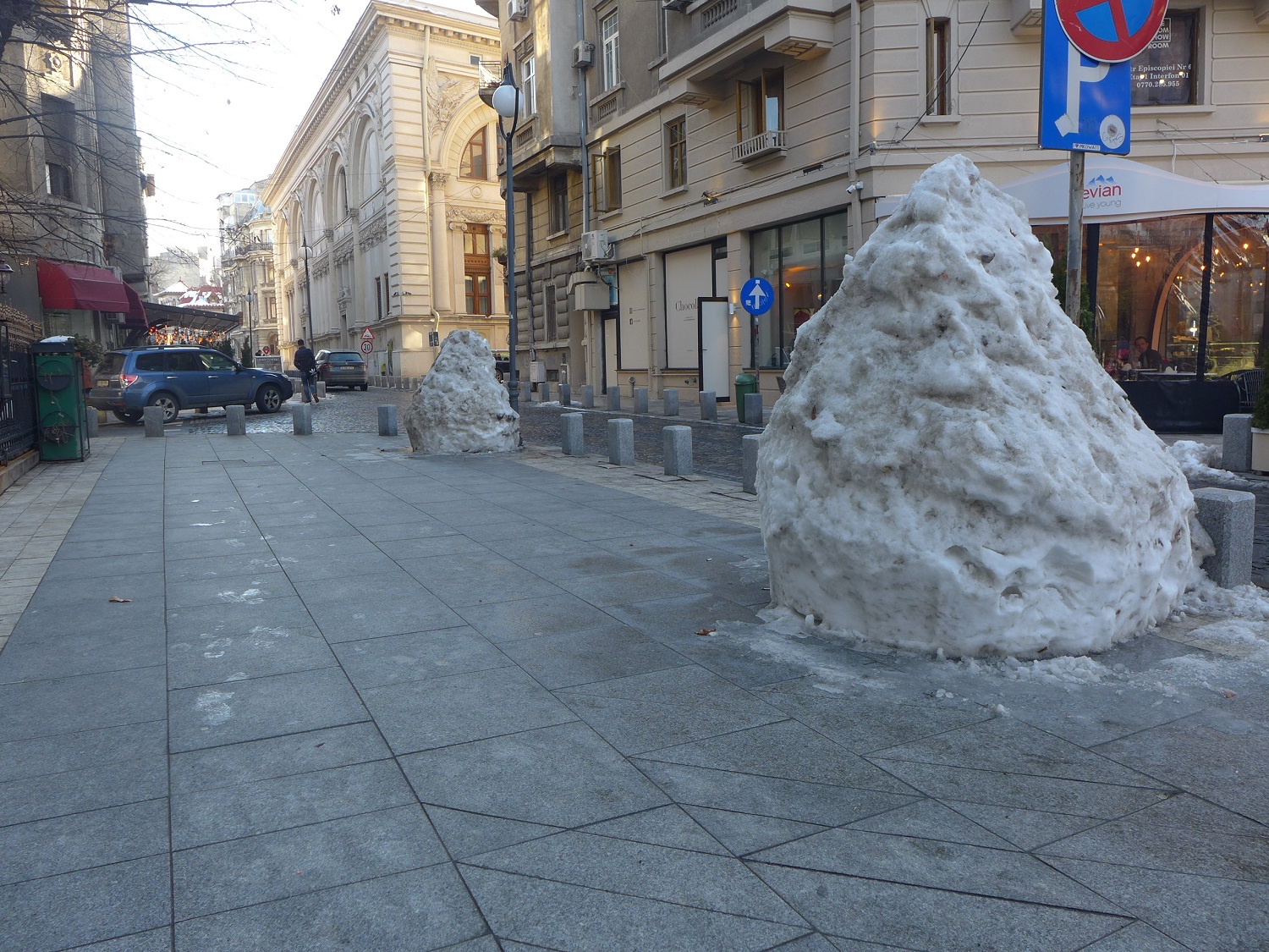 Des tas de neige dans la rue 