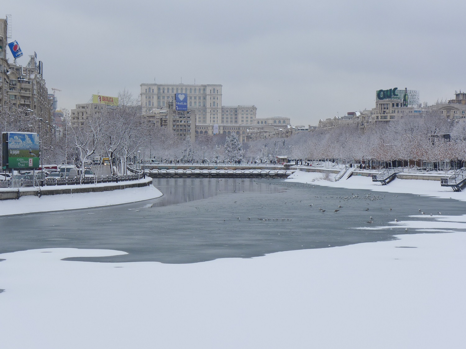 La Dambovita, la rivière qui traverse Bucarest, en partie gelée.