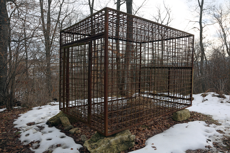 Une cage dans laquelle a été trouvé un ours en captivité