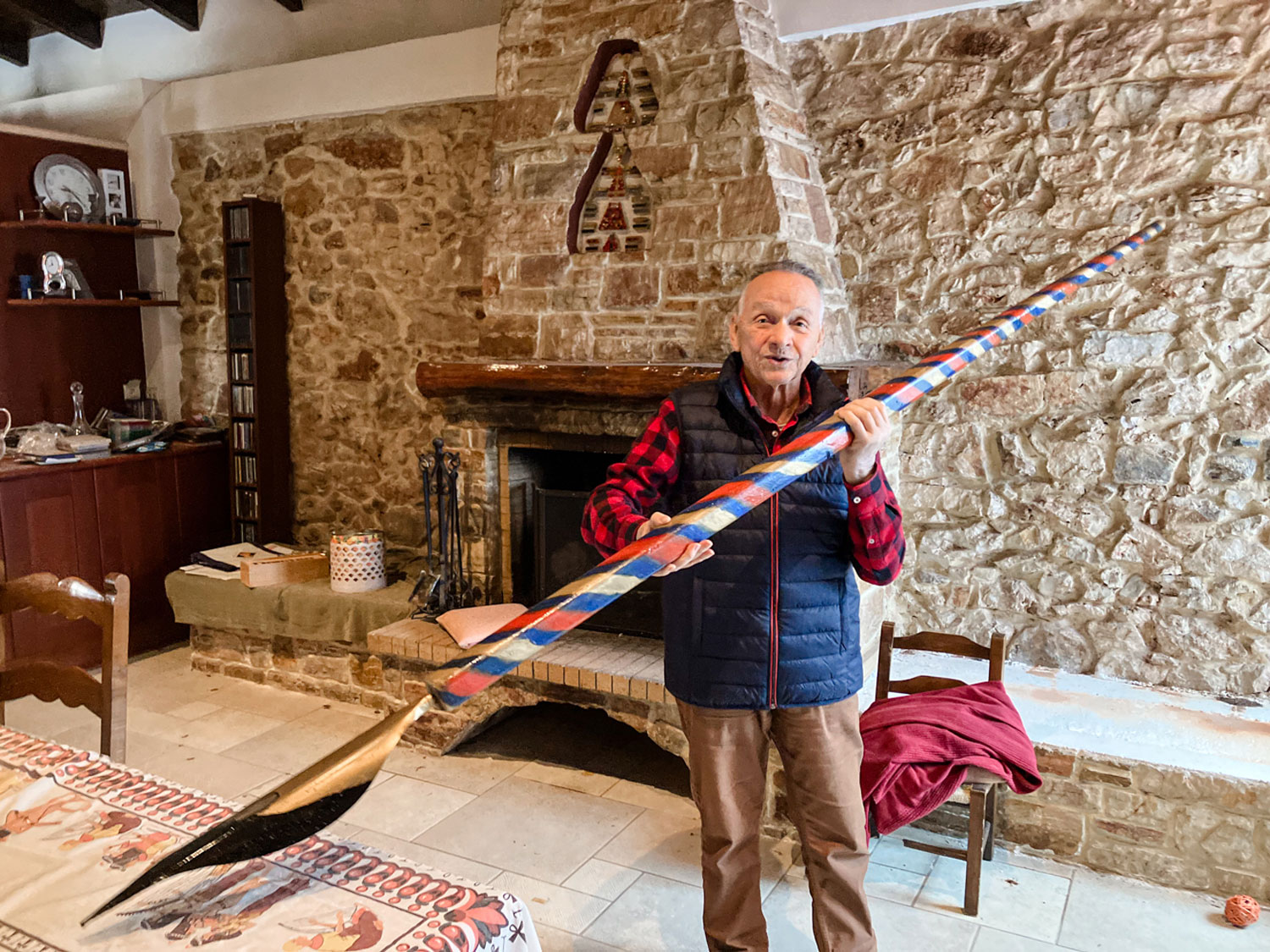 Iannis PROFIS chez lui, une plume géante entre les mains © Globe Reporters
