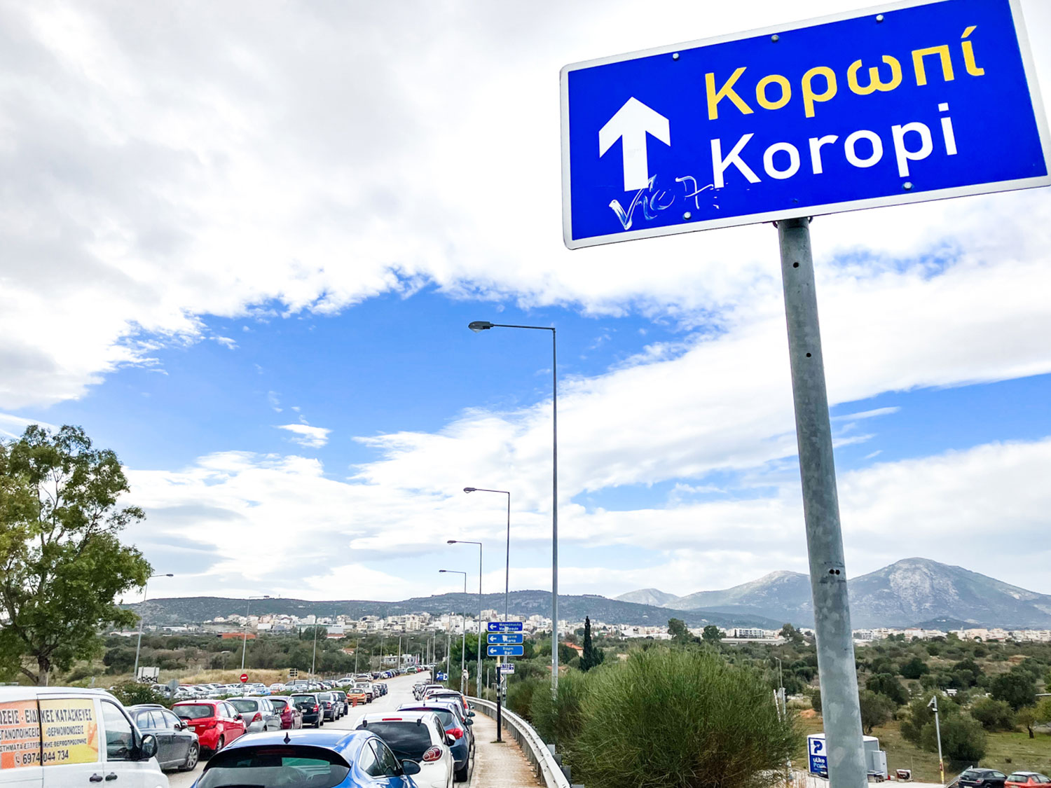 À la sortie de la station de métro de Koropi © Globe Reporters