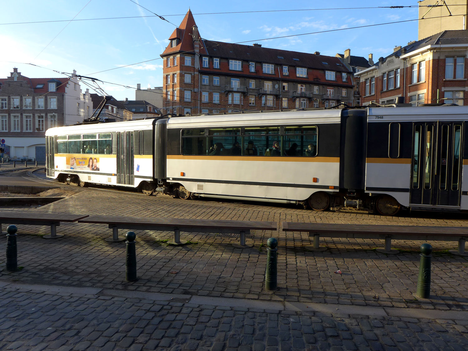 Malgré de nombreux transports en commun, la voiture est encore très présente à Bruxelles.