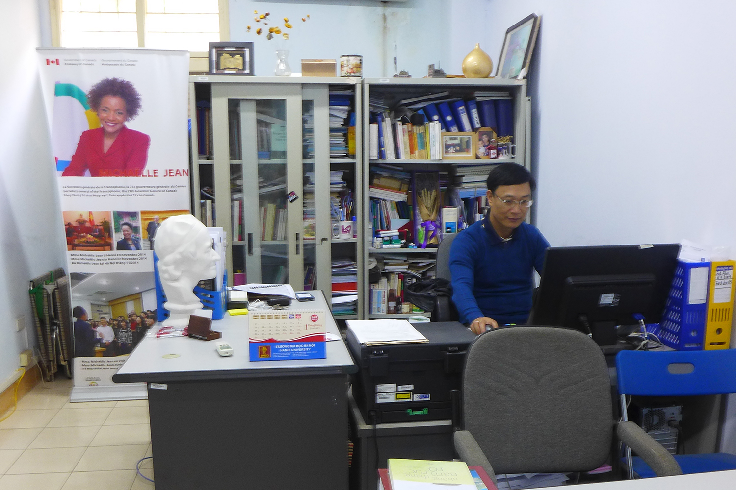 Tran Van Cong dans son bureau, au sein du département de français de l’Université de Hanoi.