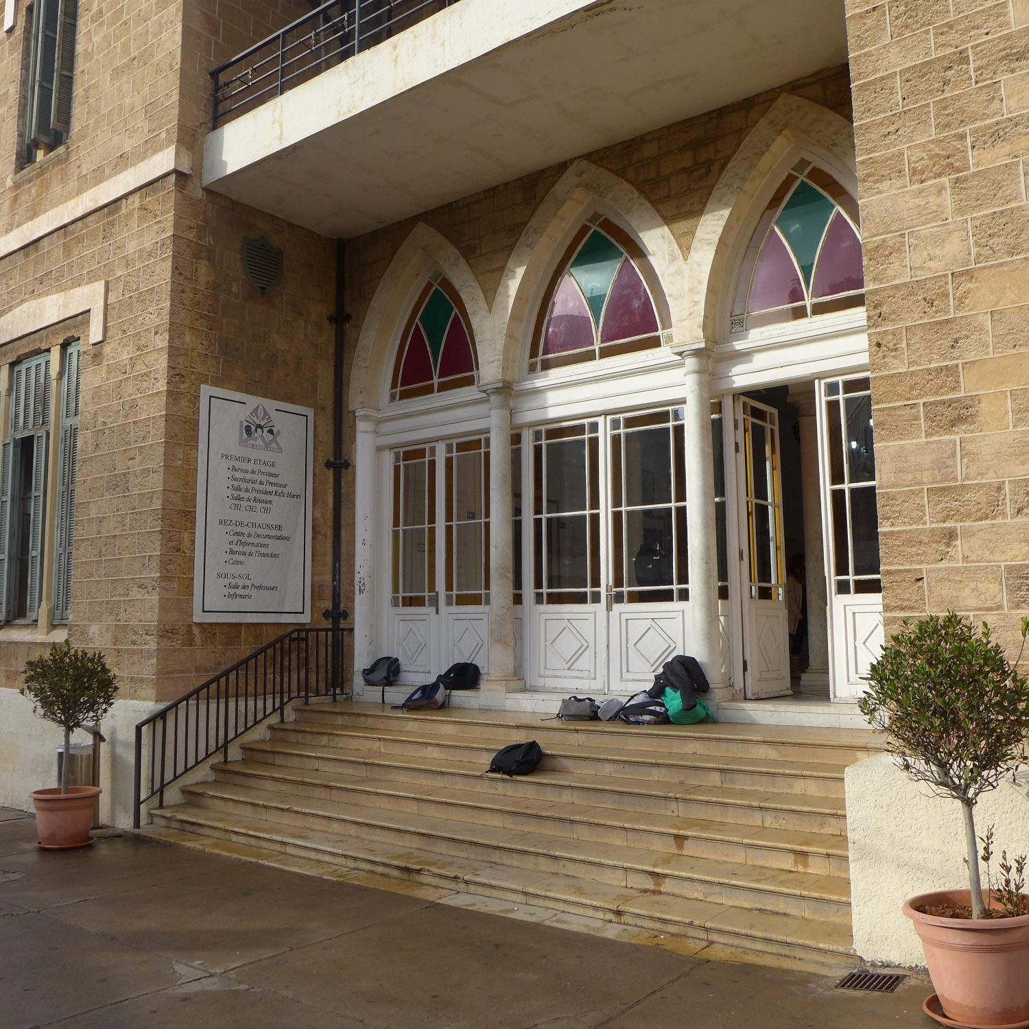 Le lycée Abdel Kader est un établissement privé, qui dispense des cours de la maternelle à la terminale. Ses diplômes sont reconnus par la France et par le Liban.
