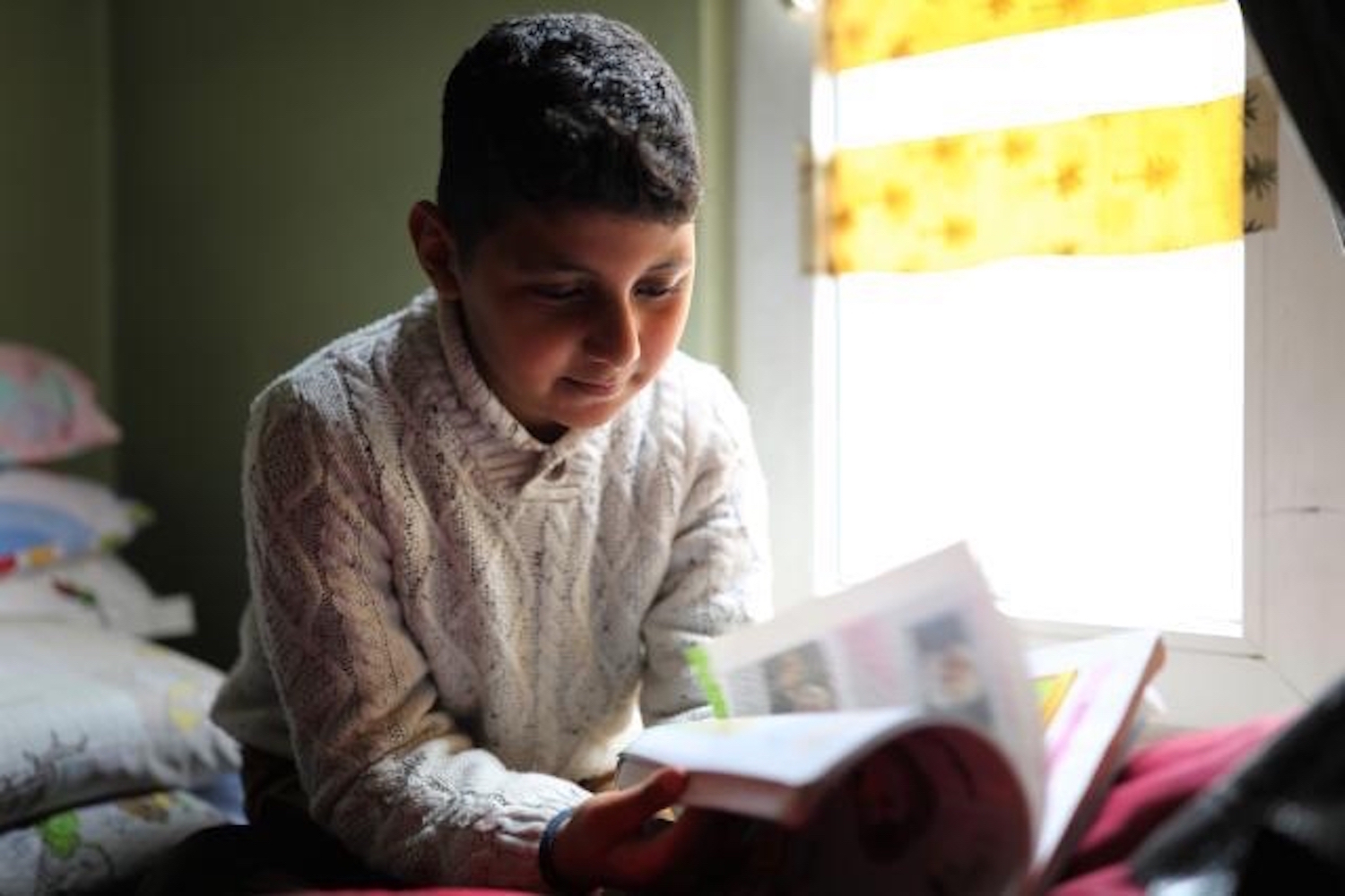 Comme ses frères et soeurs, ce garçon syrien de 12 ans aime aller à l’école. Mais au début, il a eu du mal à se faire des amis. 
