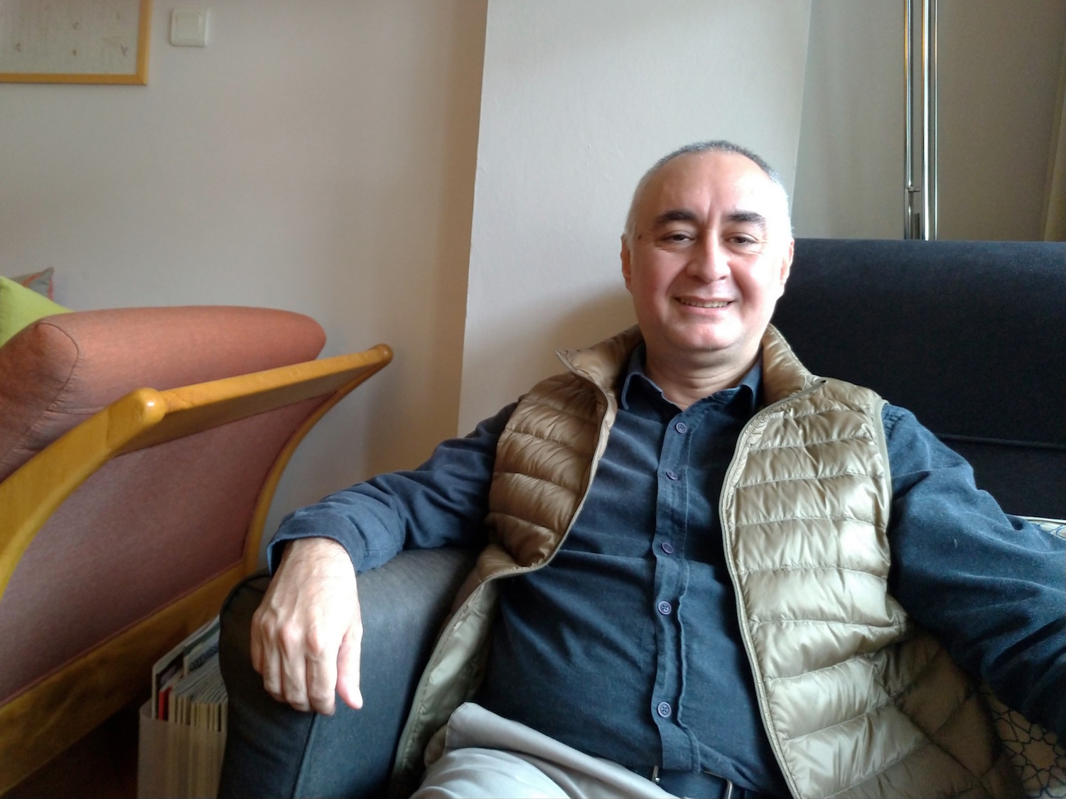 Alper SAHIN travaille maintenant dans son propre cabinet. Mais il continue de conseiller les psychologues scolaires. Il est aussi membre de l’association des psychanalystes de Turquie.© Globe Reporters