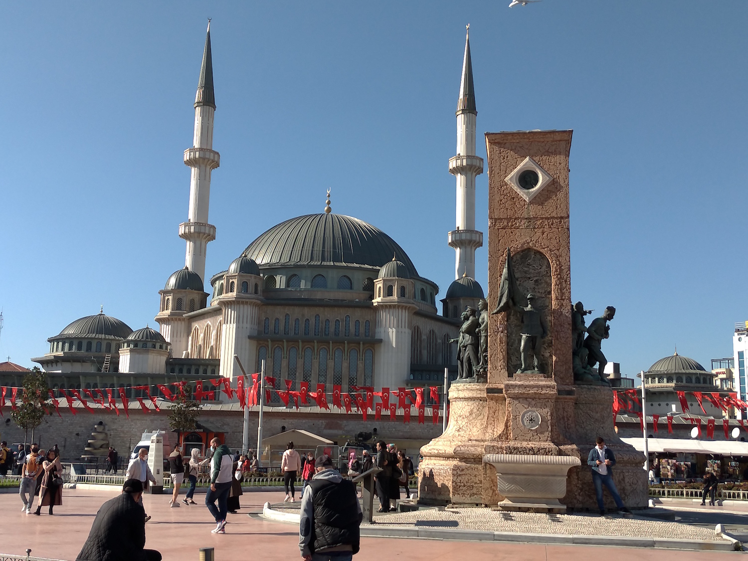 Cœur battant de la rive européenne d’Istanbul, la place Taksim a été le lieu, à l’été 2013, de manifestations géantes antigouvernementales, violemment réprimées. On y voit aujourd’hui la nouvelle mosquée, voulue par le président islamo-conservateur Recep Tayyip Erdogan, côtoyer le monument de la Libération, hommage aux combattants de la guerre d’indépendance menée par Mustafa Kemal Atatürk, le fondateur de la Turquie moderne, au lendemain de la Première guerre mondiale. © Globe Reporters