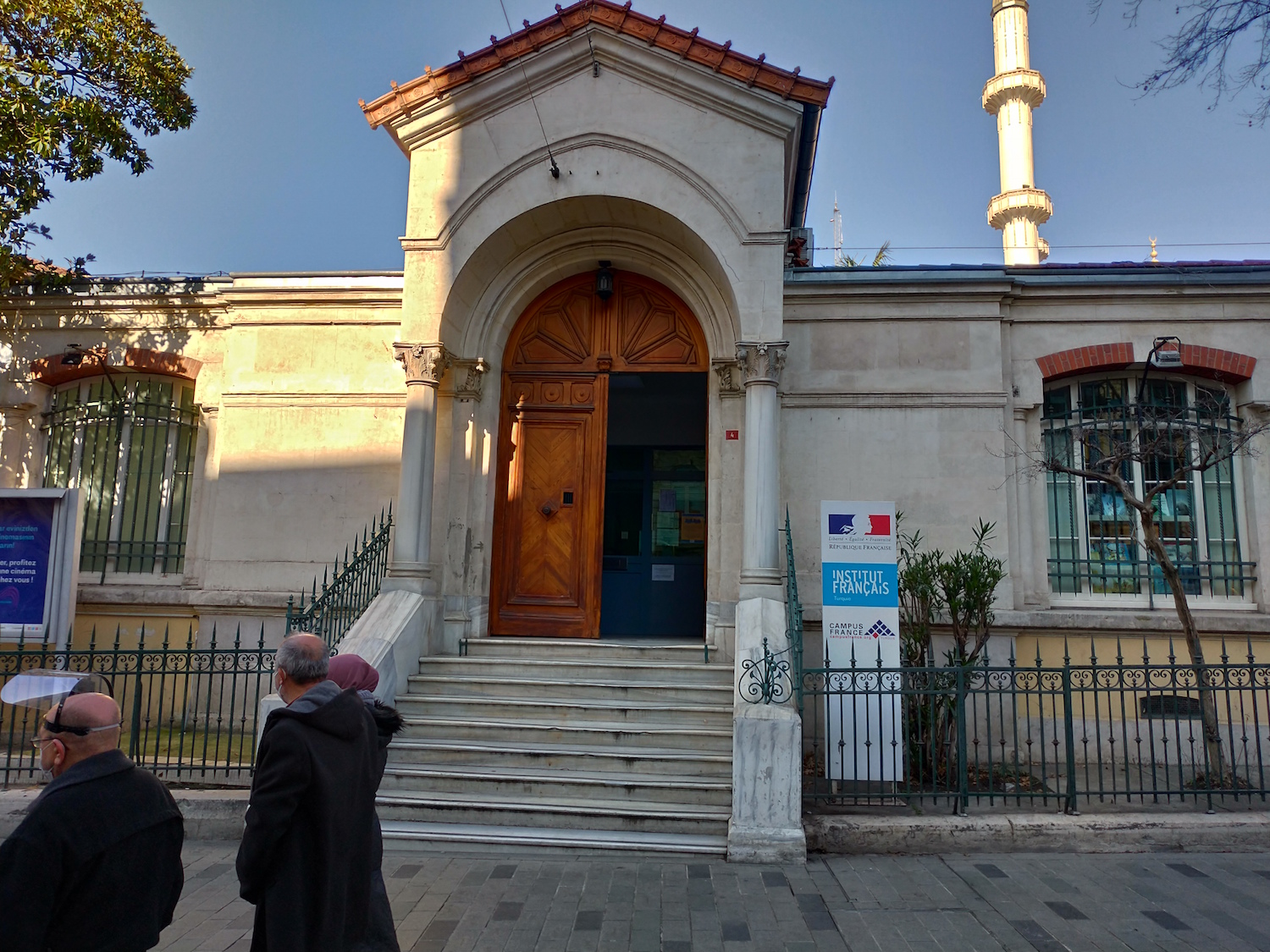 Immédiatement à côté de la place Taksim se trouve le consulat de France, dans les bâtiments d’un ancien monastère. © Globe Reporters