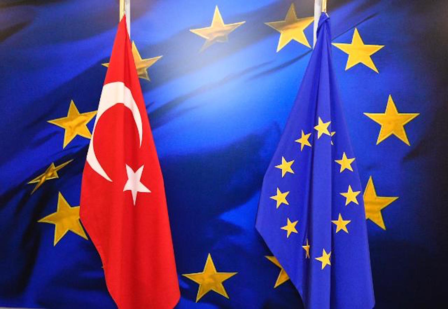 Les drapeaux turc et de l’UE. © D. R.