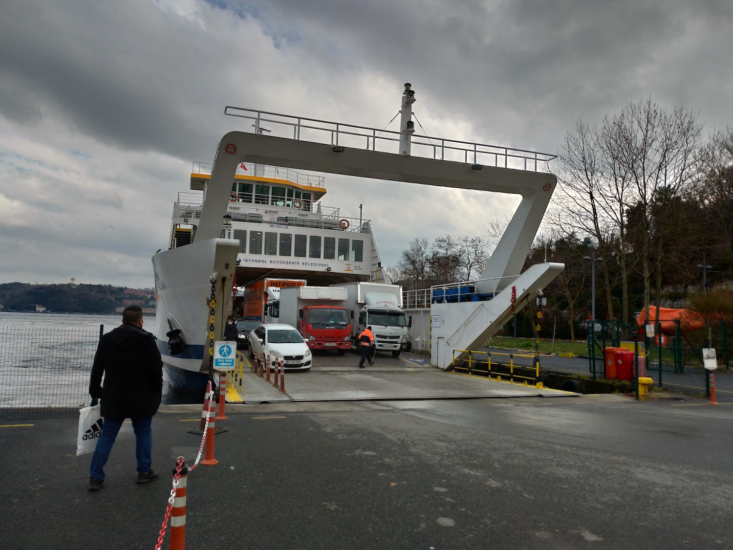 Le ferry-boat relie Istinye à Cubuklu, sur la rive asiatique du Bosphore, en une dizaine de minutes. C’est un gain de temps formidable qui permet d’éviter les embouteillages, fréquents sur les ponts qui traversent le détroit. © Globe Reporters