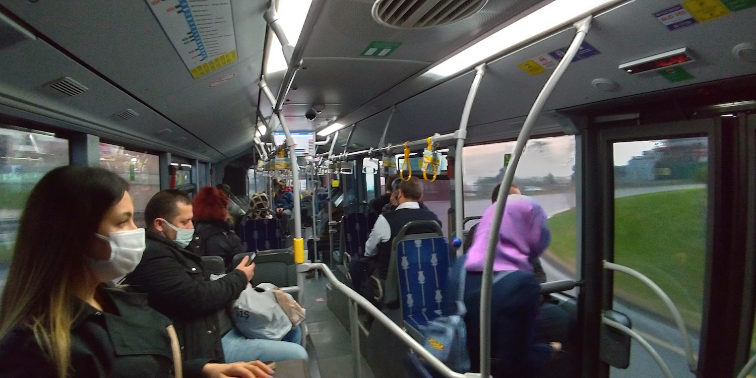 D’habitude, le Metrobus transporte une foule de passagers entassés. En raison de la pandémie de coronavirus, sa fréquentation a beaucoup baissé © Globe Reporters
