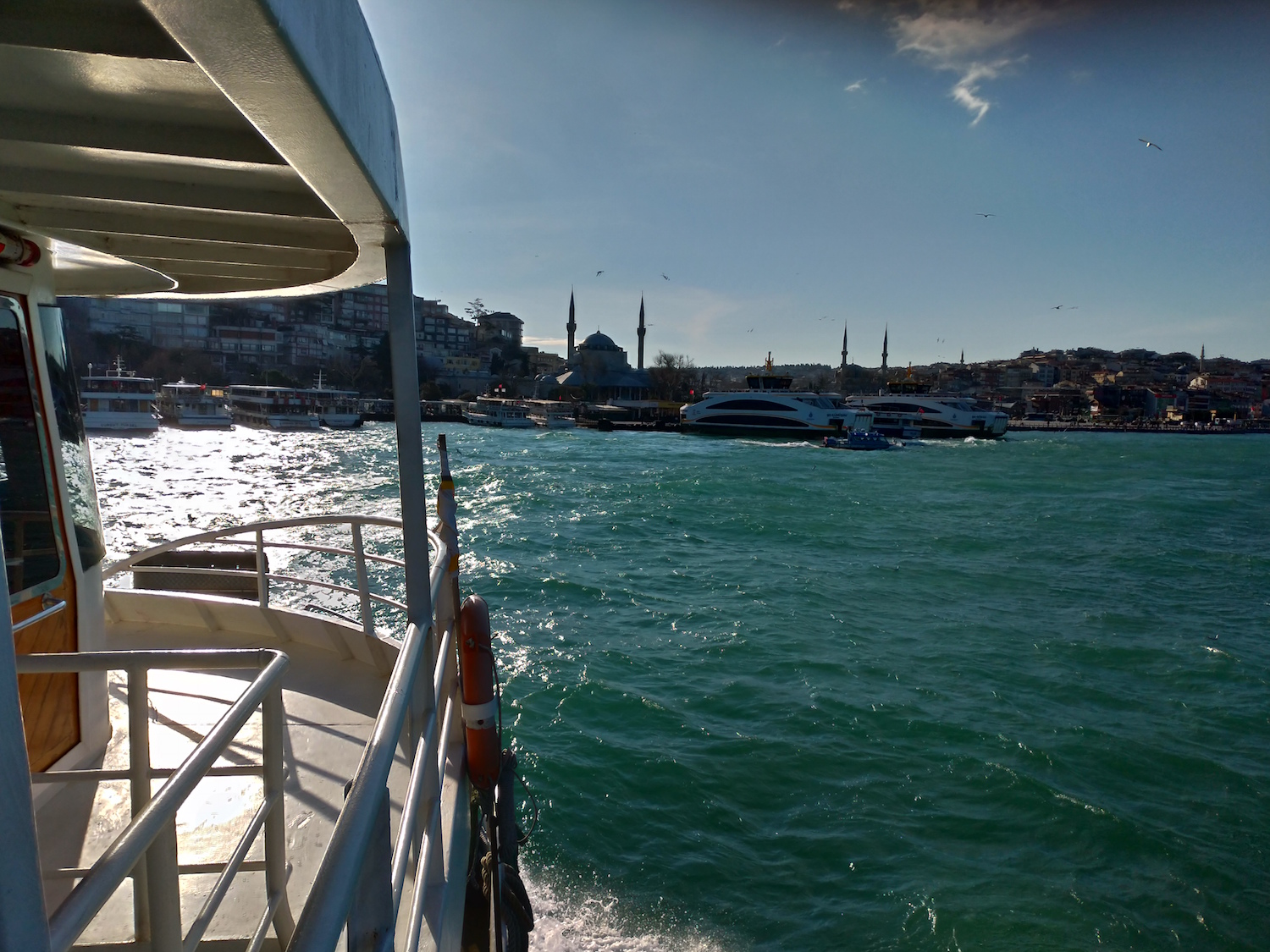 En quelques minutes, le bateau, parti de Besiktas sur la rive européenne, arrive aux abords d’Üsküdar, un des quartiers historiques de la ville asiatique, appelé Chalcédoine à l’époque byzantine. © Globe Reporters