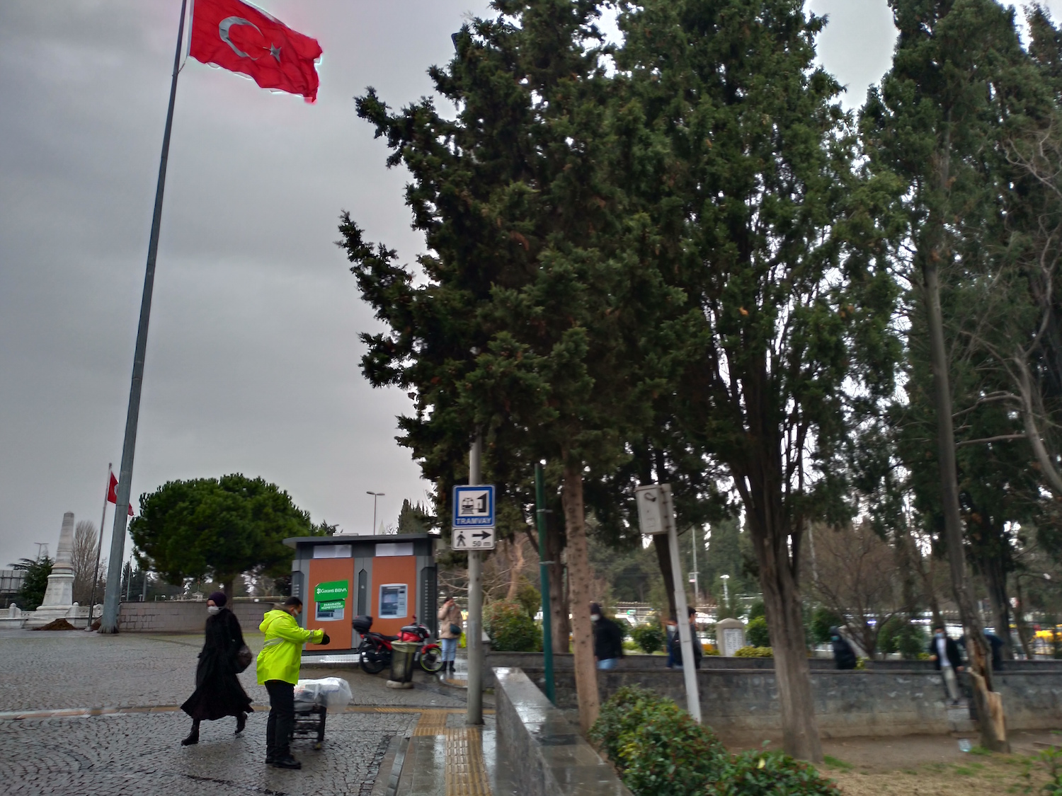 Il faut à présent rejoindre la ligne de tram n°4, et pour cela, passer à travers un cimetière de “martyrs”, des soldats turcs tués au combat © Globe Reporters