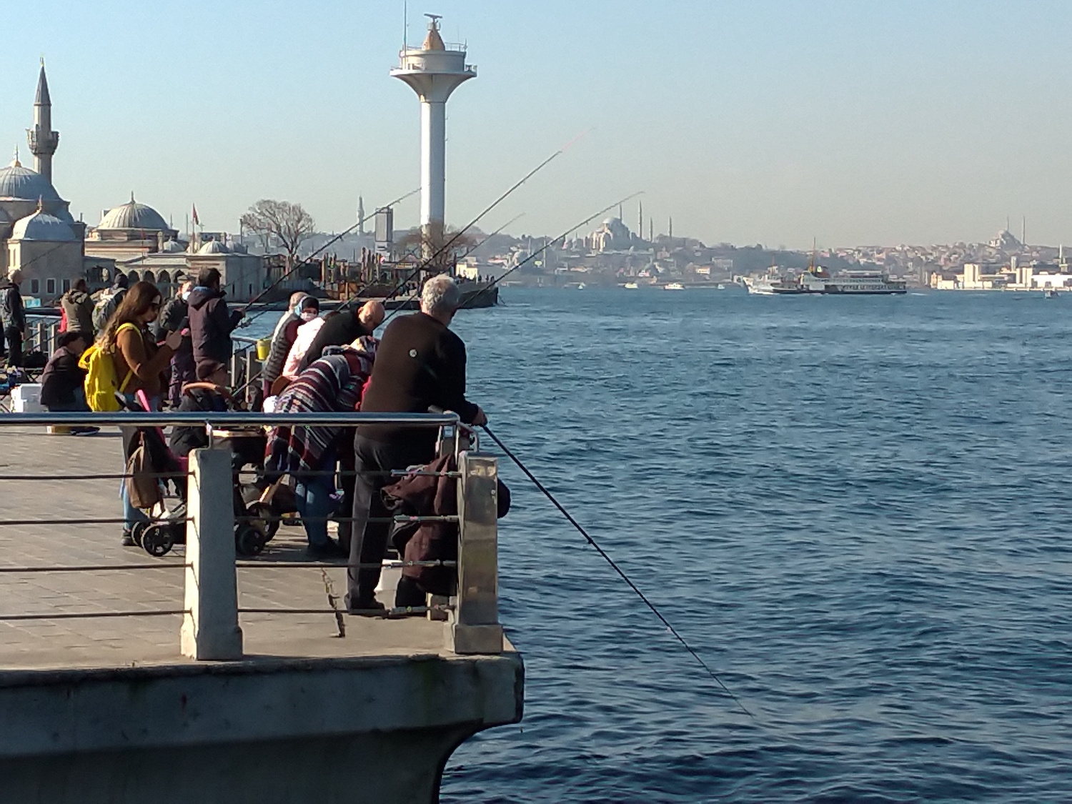 Par cette belle journée ensoleillée, les pêcheurs à la ligne sont nombreux le long des quais d’Üsküdar. © Globe Reporters