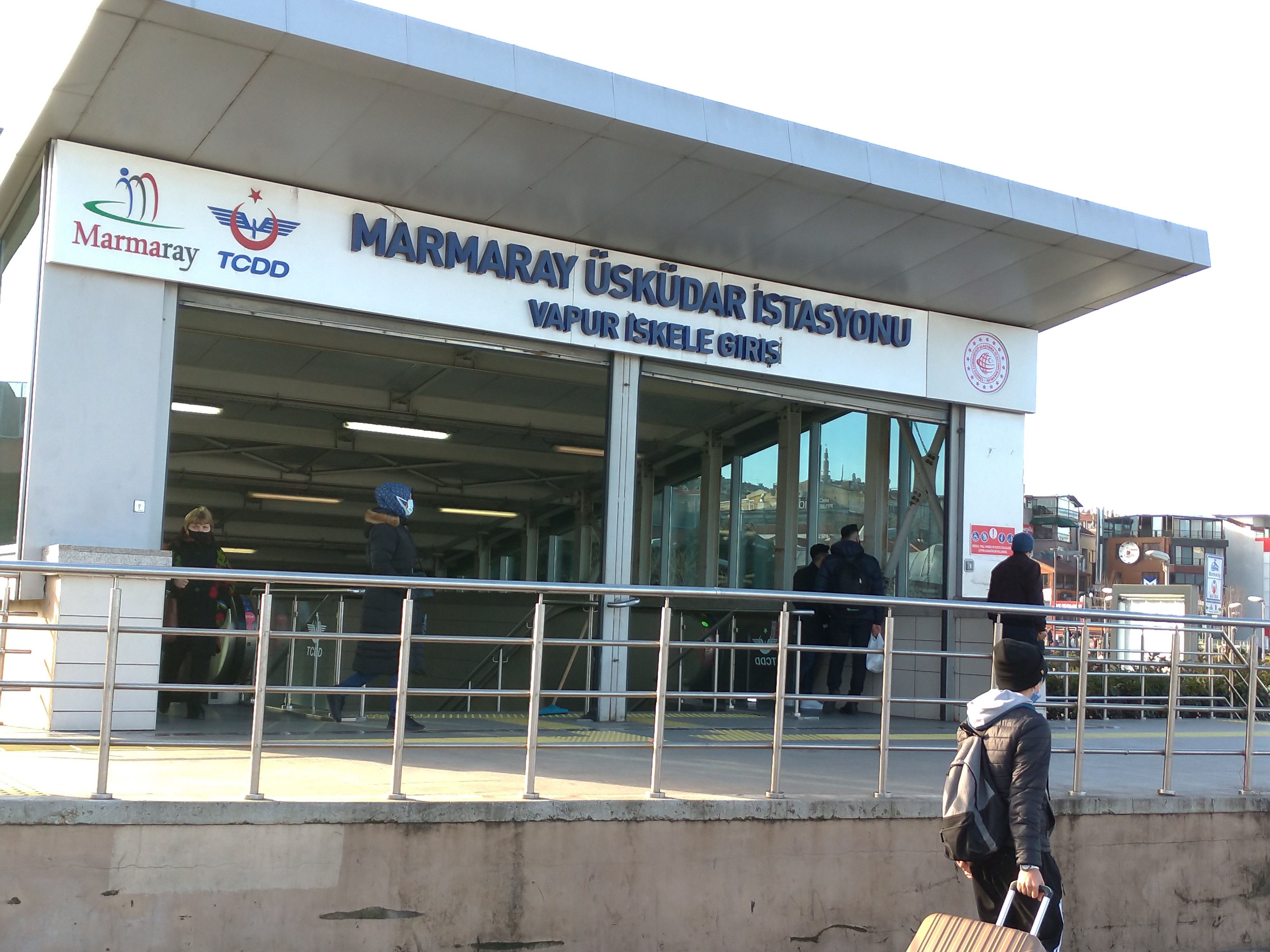 A Üsküdar, le périple se poursuit en empruntant le Marmaray, une nouvelle ligne de train urbain qui traverse Istanbul d’Est en Ouest, sur plus de 75 kilomètres. © Globe Reporters