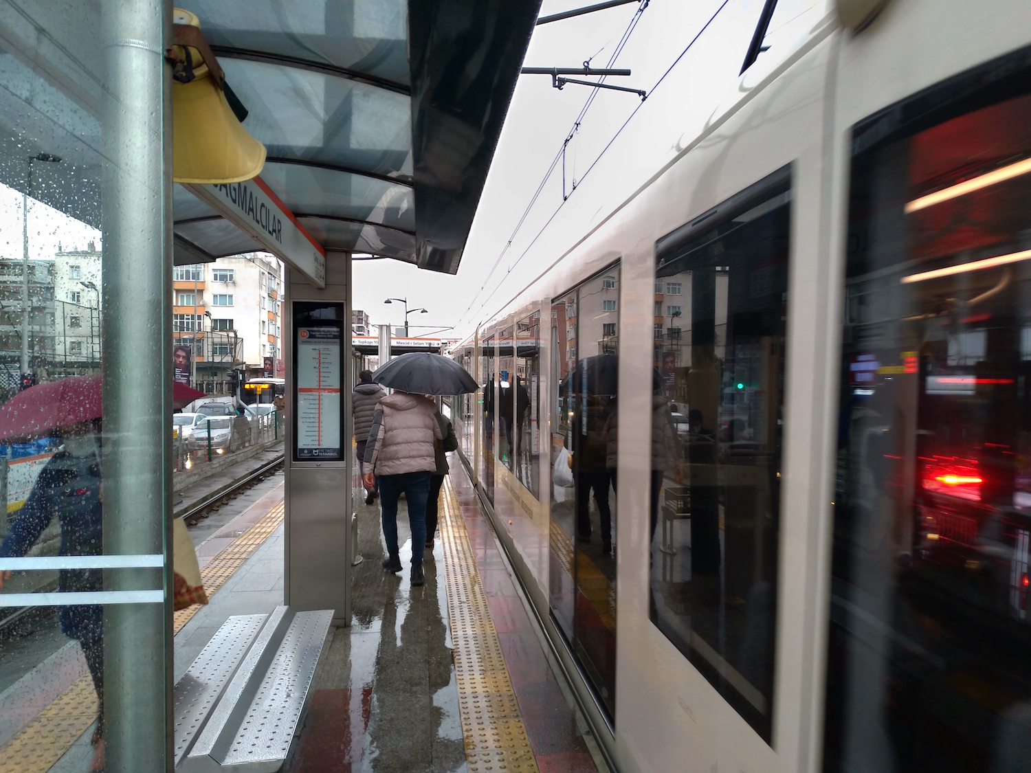 Le tram numéro 4 est une ligne nouvelle, mise en place pour desservir des quartiers de construction récente au nord d’Istanbul. Les transports en commun se sont beaucoup développés au cours des dernières années dans la métropole © Globe Reporters