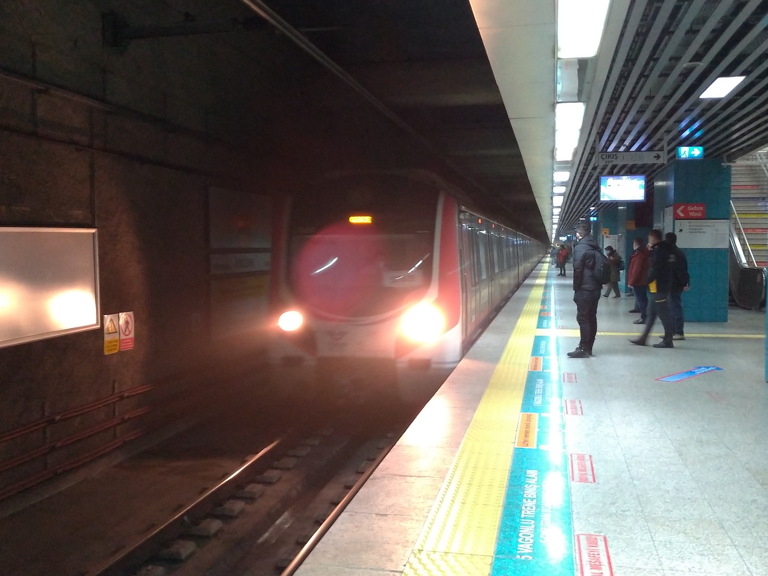 Pour retrouver Izel ROZENTAL, il faut à present emprunter le train urbain Marmaray pour trois stations. © Globe Reporters