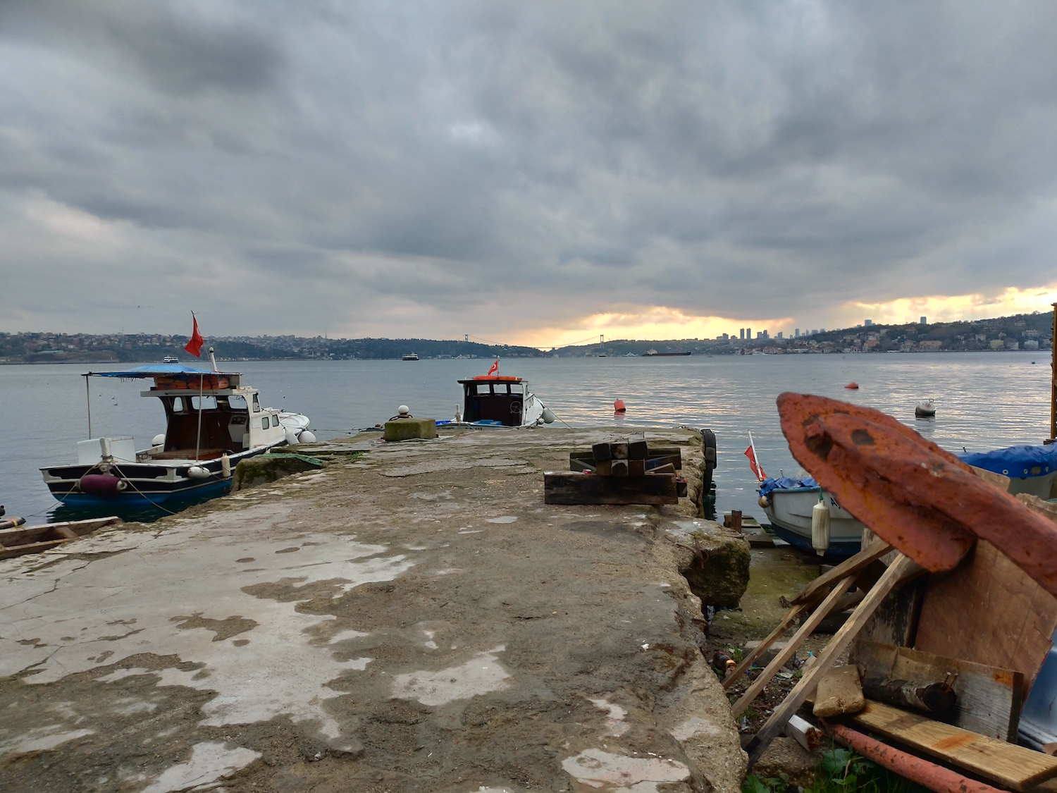 Les petits bateaux de pêche y côtoient les gros porte-conteneurs qui traversent le Bosphore. © Globe Reporters