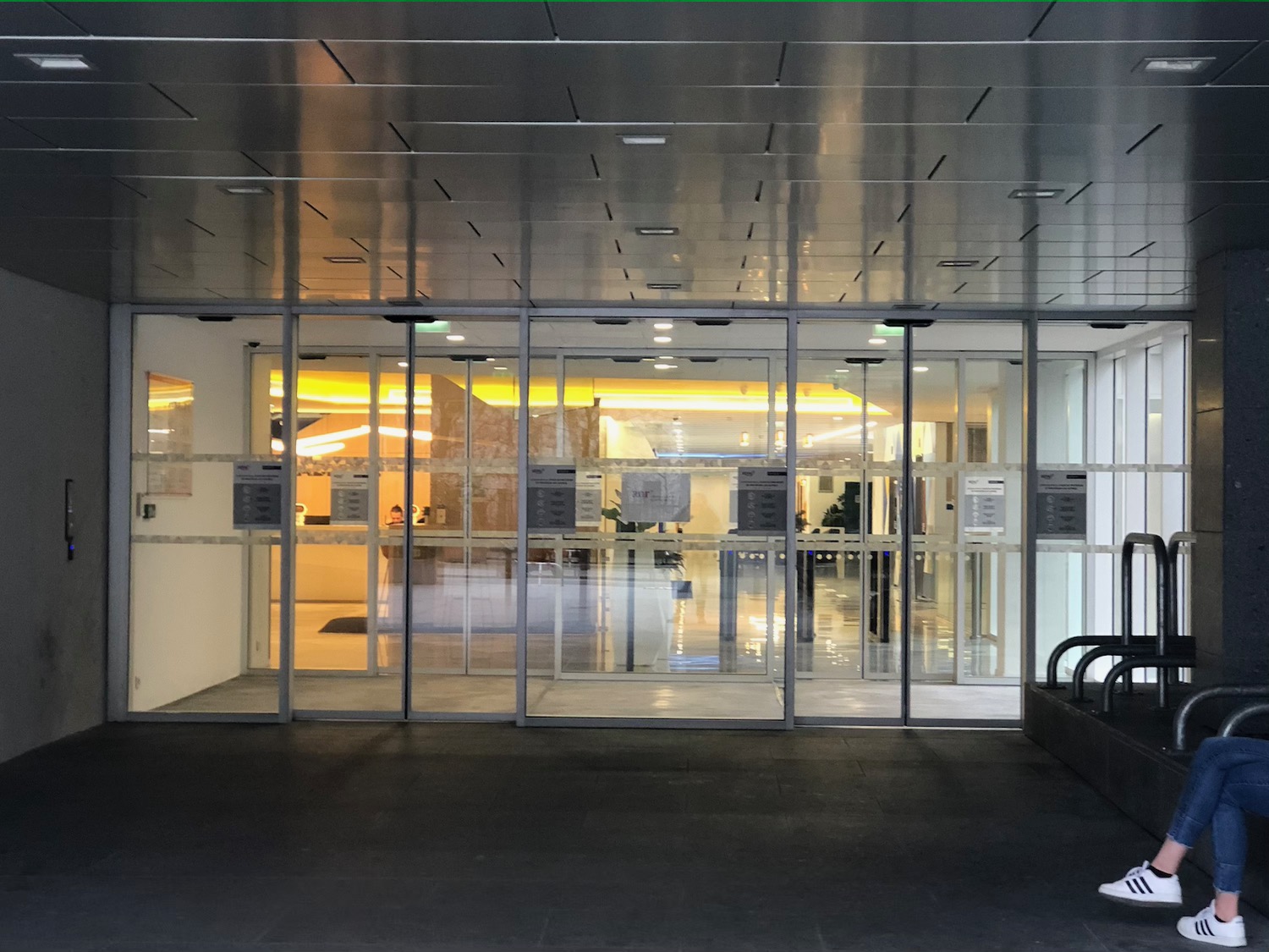 Le hall d’entrée de l’immeuble de bureaux qui abrite le SYCTOM © Globe Reporters