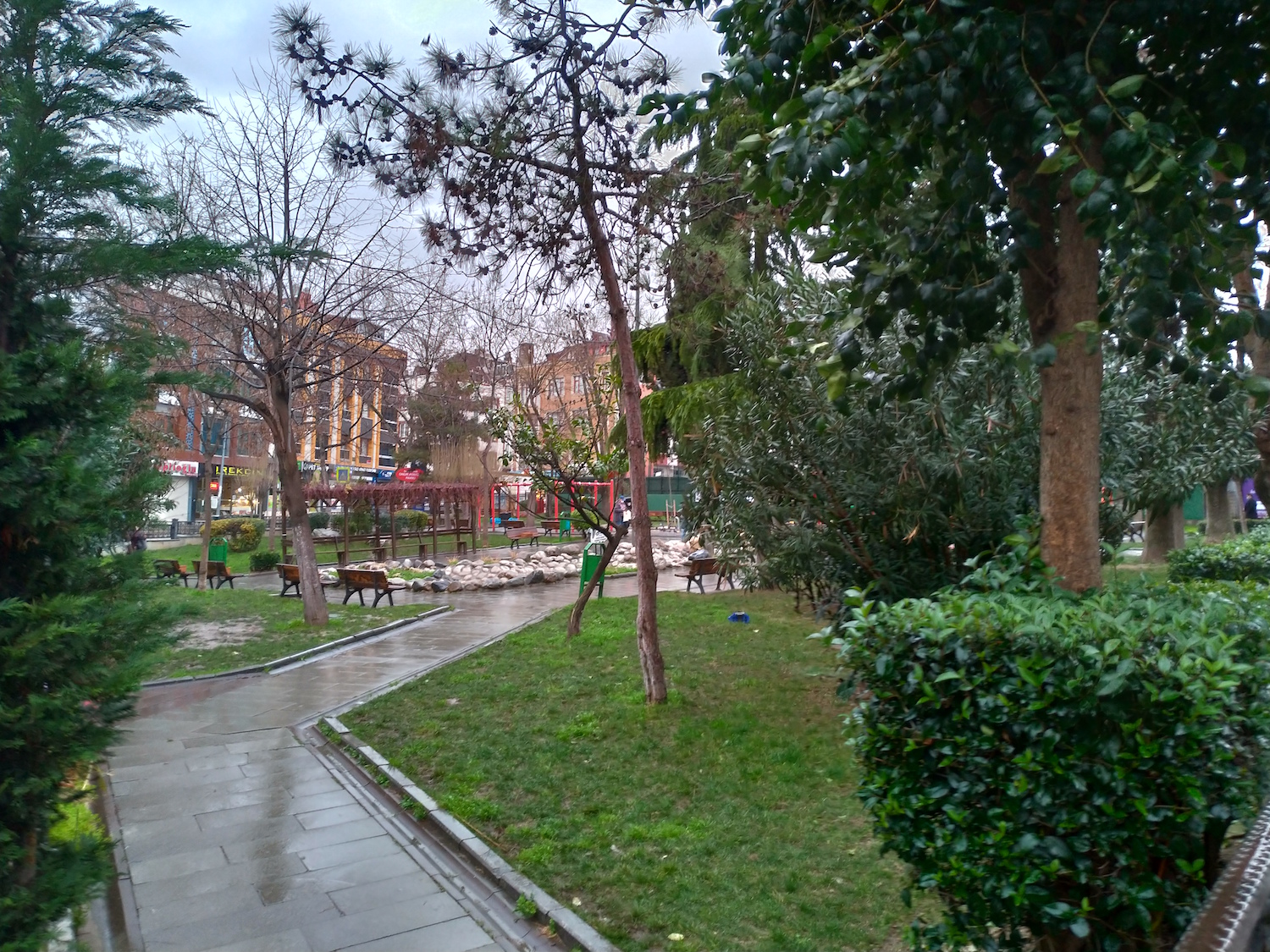Un petit parc apporte une touche de verdure dans le quartier de Bayrampasa. Istanbul est une des villes les moins « vertes » d’Europe © Globe Reporters