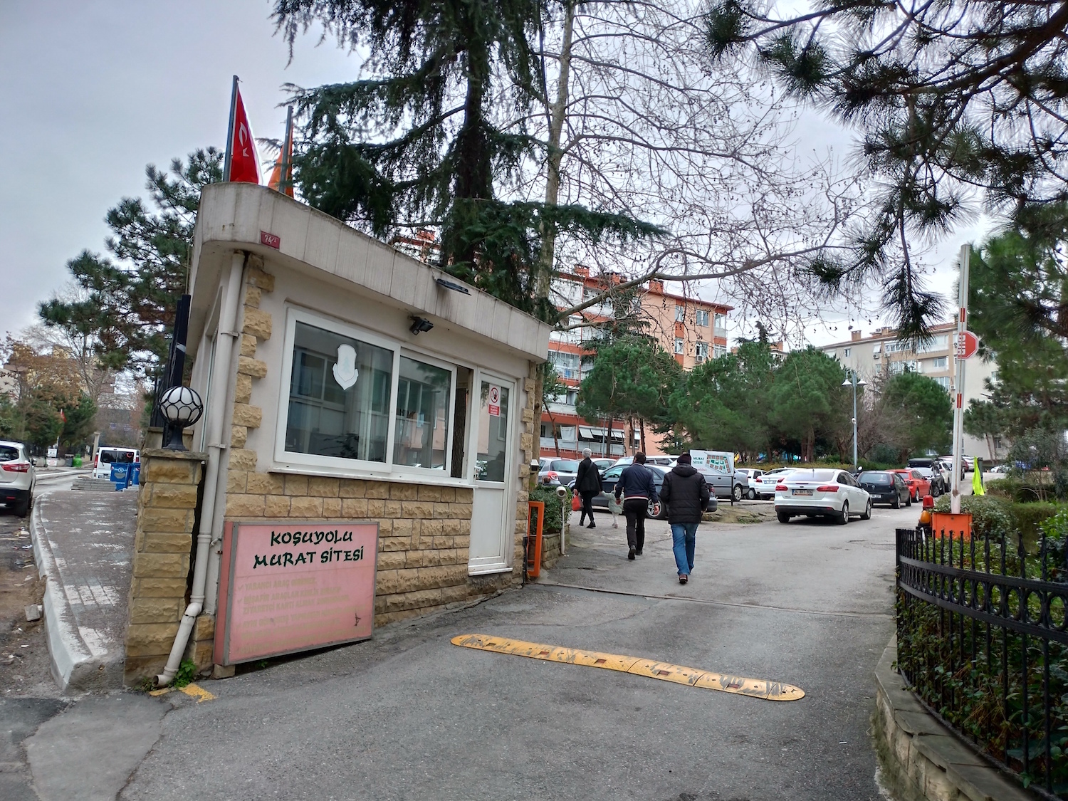 Le psychanalyste habite dans une cité privée, ou « gated community », avec des gardiens à l’entrée, comme il en existe de nombreuses à Istanbul. © Globe Reporters