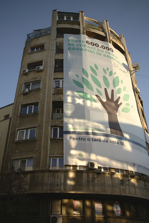 Bucarest est envahie par les immenses publicités qui bouchent même les fenêtres des appartements