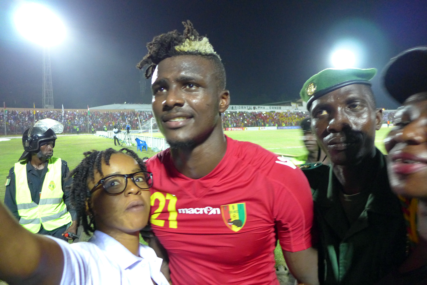 Sory KABA au milieu des supporters après la qualification de la Guinée.