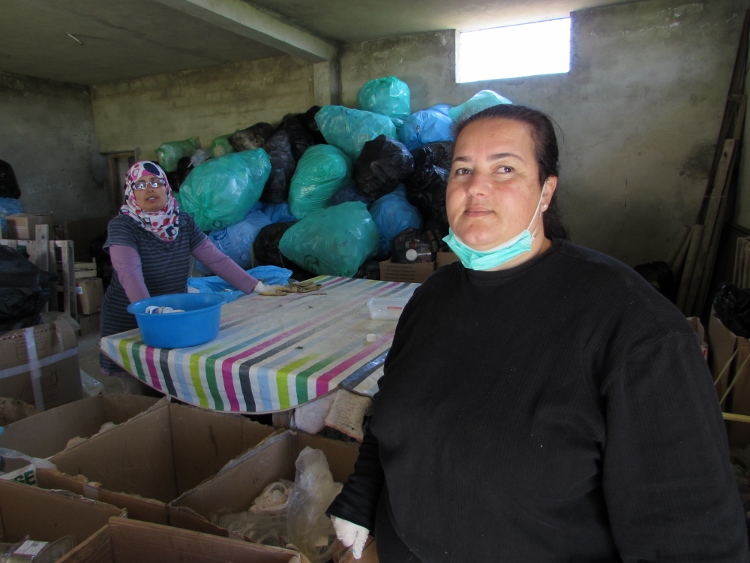 Soulef est bénévole depuis presque deux ans dans l’association. Elle est parmi les 5 qui viennent une à deux fois par semaine pour aider Hanene, la salariée.