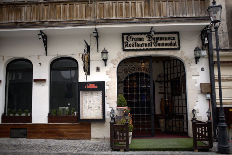 Le restaurant est dans la rue selari, dans le vieux centre de Bucarest
