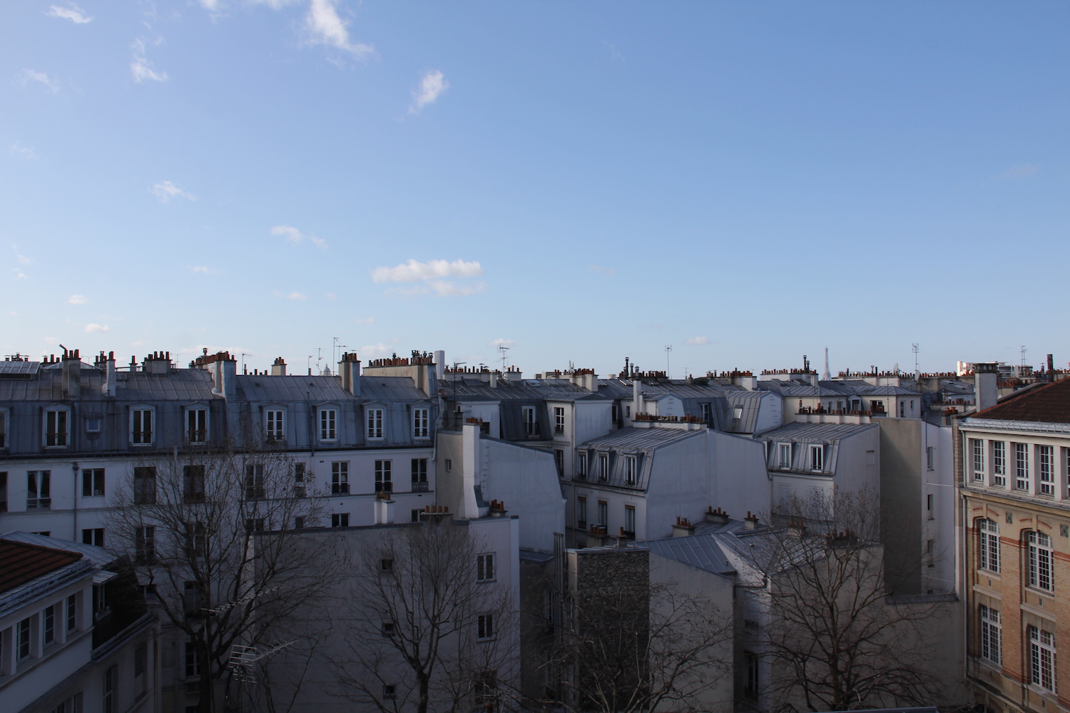 La petite chambre de bonne du 6ème étage donne sur les toits de Paris © Globe Reporters