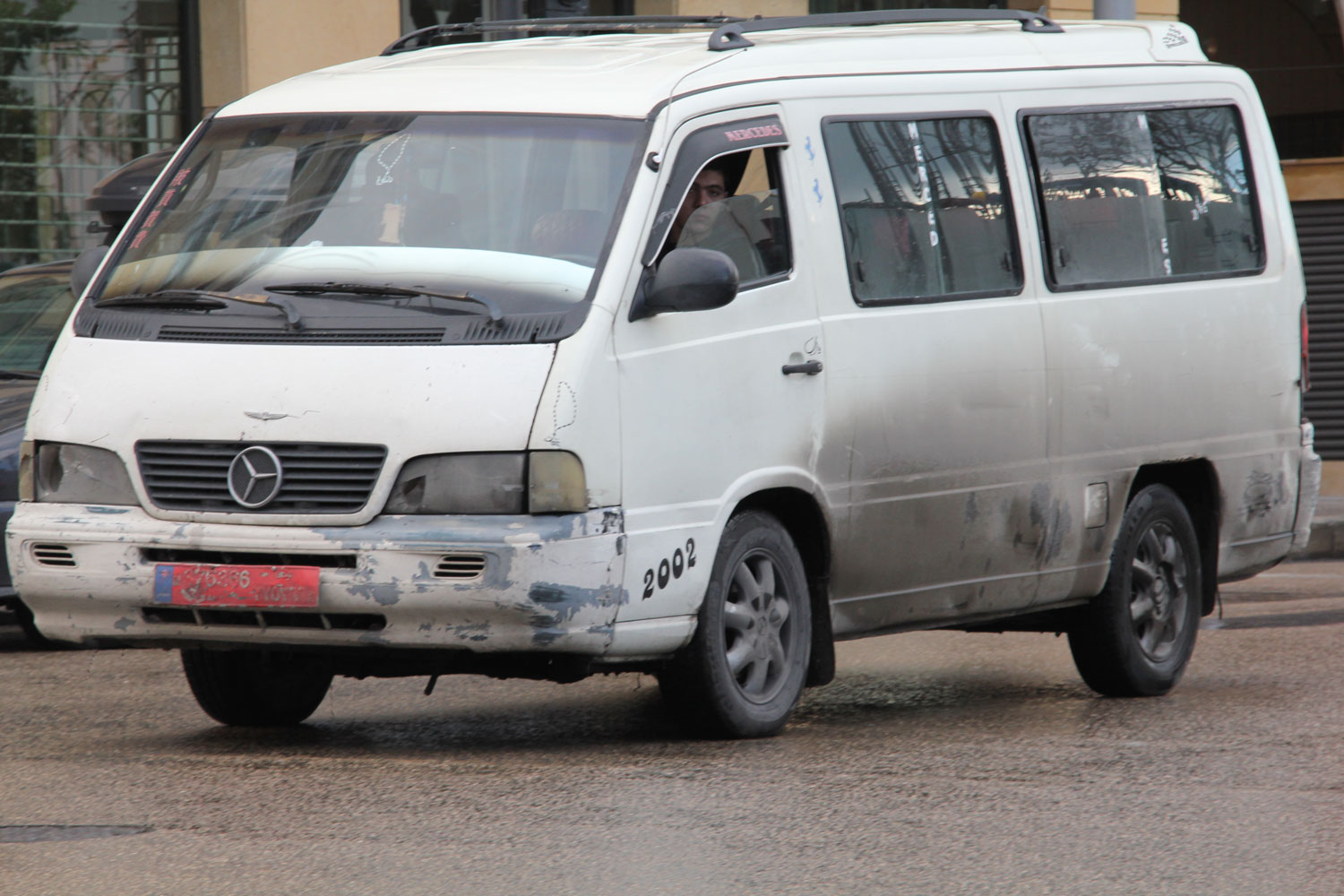 À Beyrouth, la plaque rouge indique que ce véhicule est un taxi.