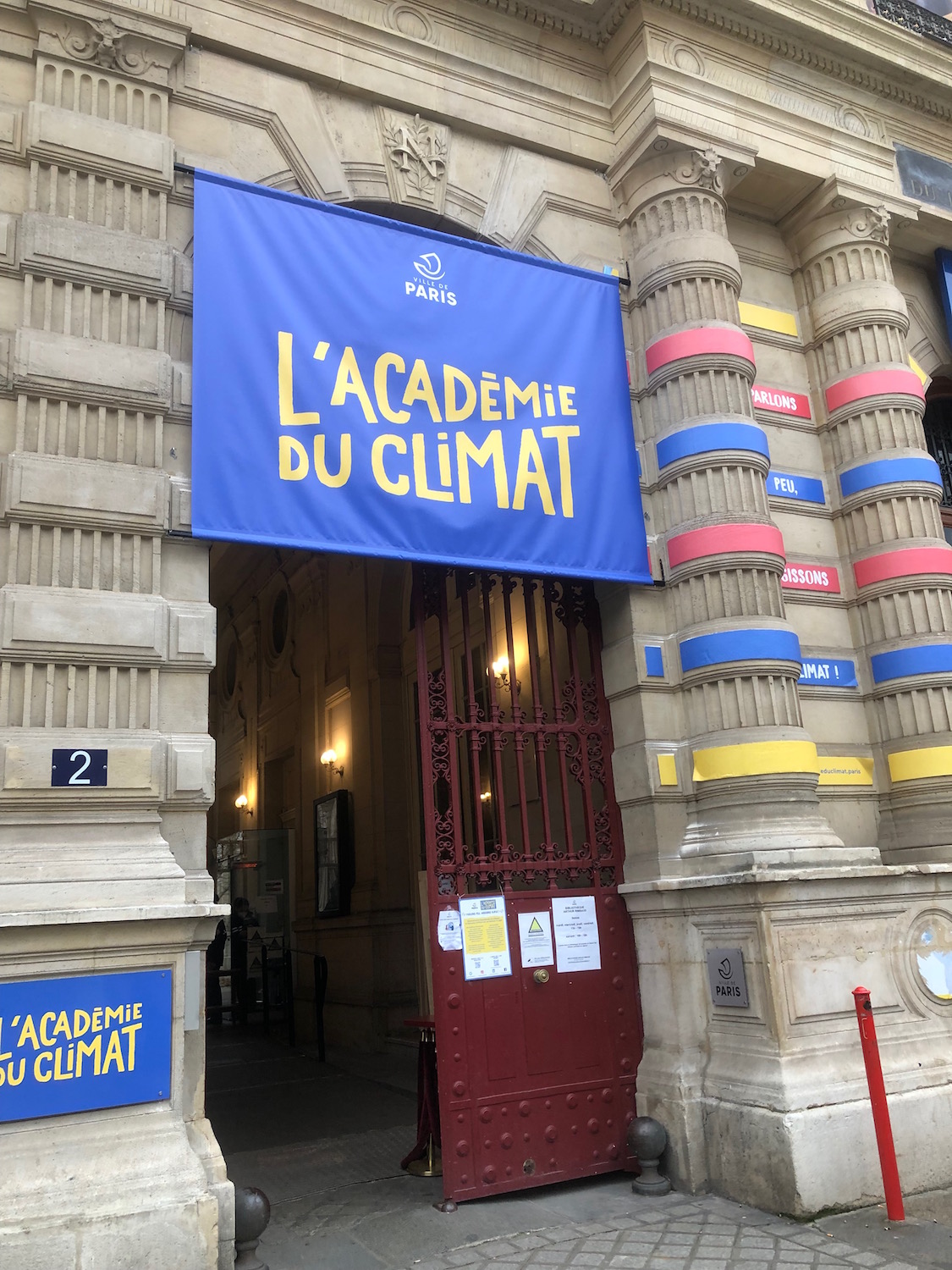 L’entrée de l’Académie du climat, juste derrière l’Hôtel de ville de Paris ;