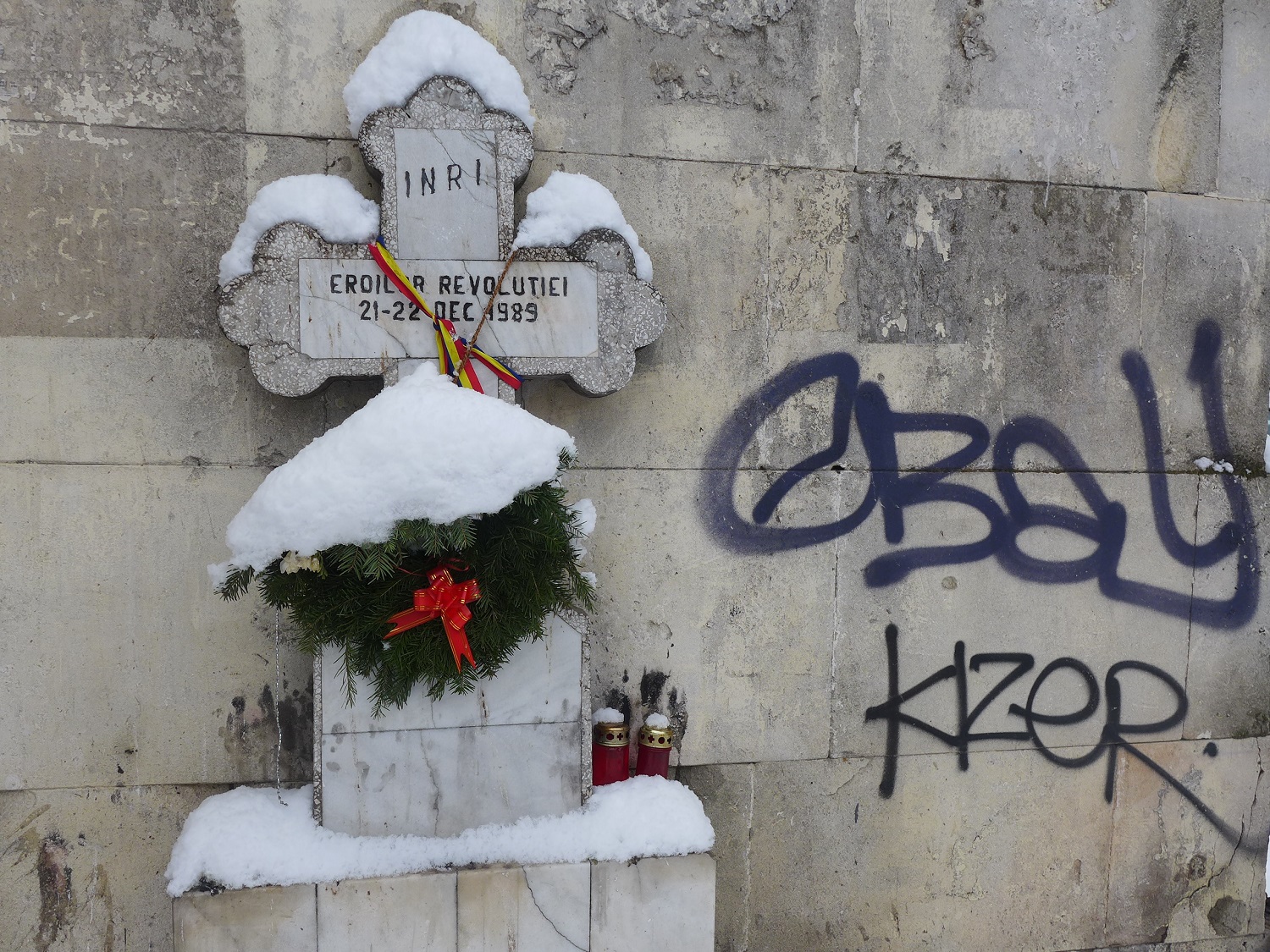 Cette croix a été installée un an après la révolution, en 1990. Elle est dédiée aux « héros de la révolution », tombés les 21 et 22 décembre 1989.
