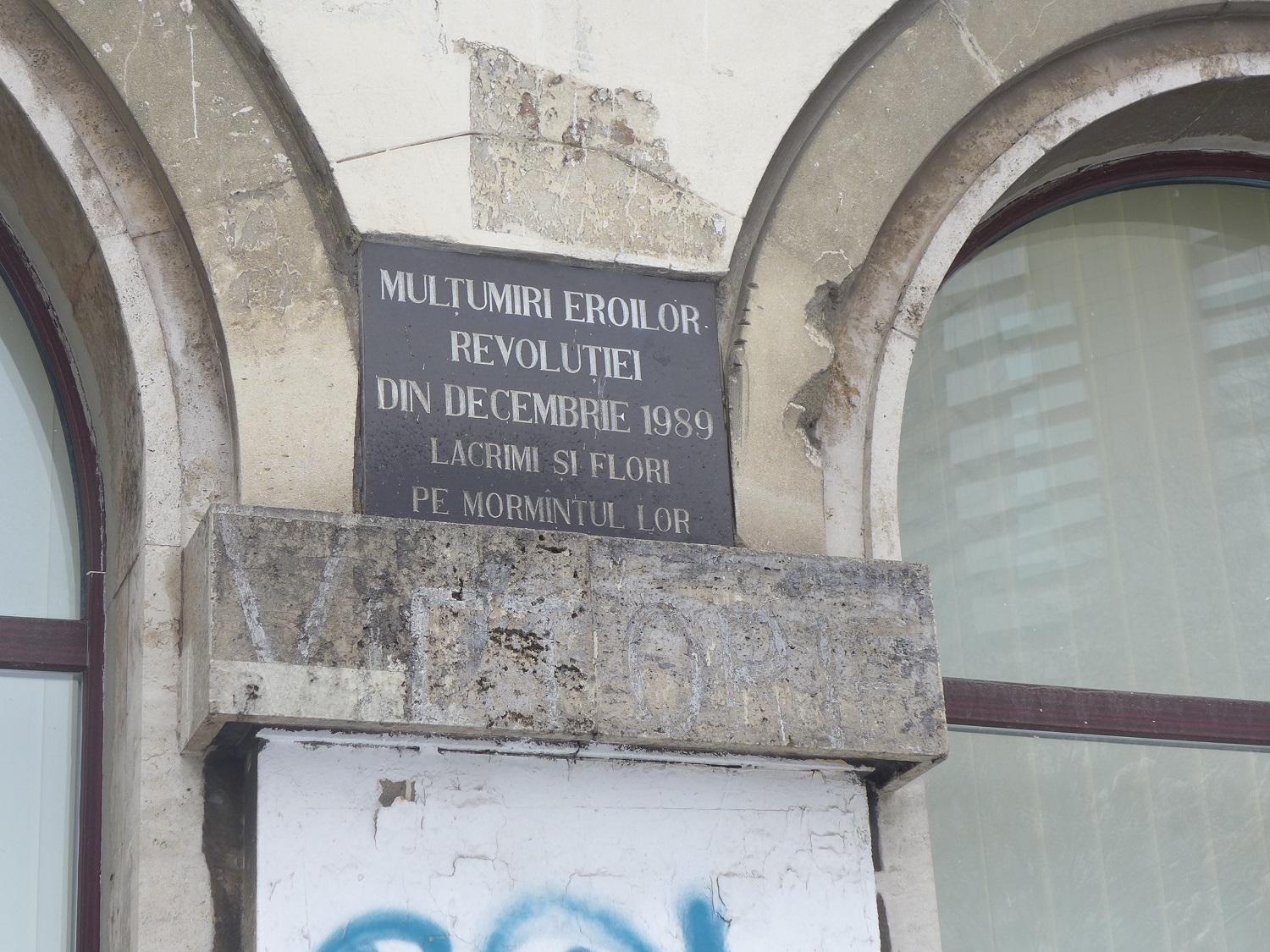 Une plaque, sur la place du 21 décembre 1989 : « Remerciements aux héros de la révolution de décembre 1989. Larmes et fleurs pour leurs tombes ».