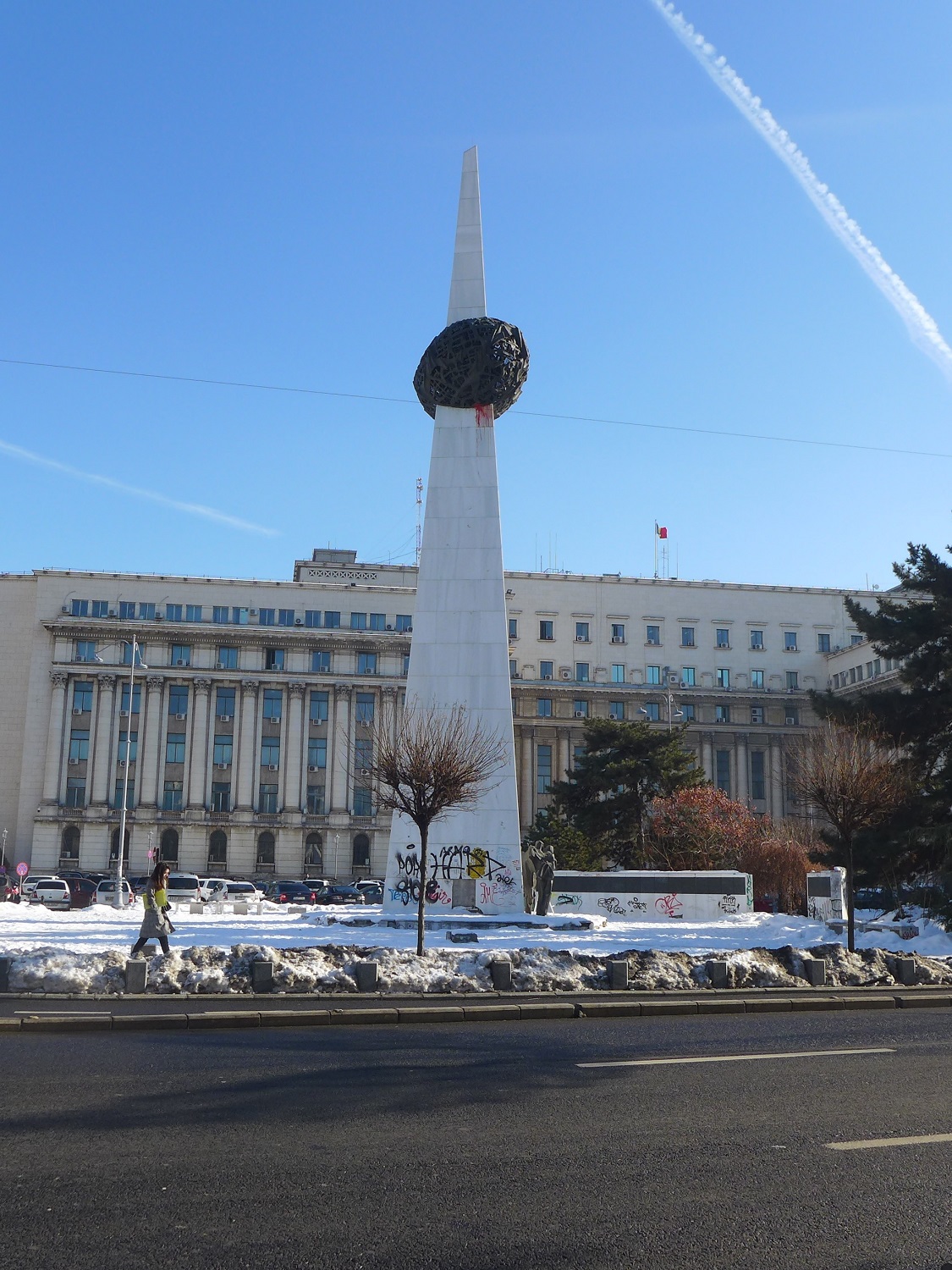 Place de la révolution, le « mémorial de la Renaissance » rend hommage aux Roumains morts pendant la révolution. Il symbolise le communisme transpercé par la contestation.