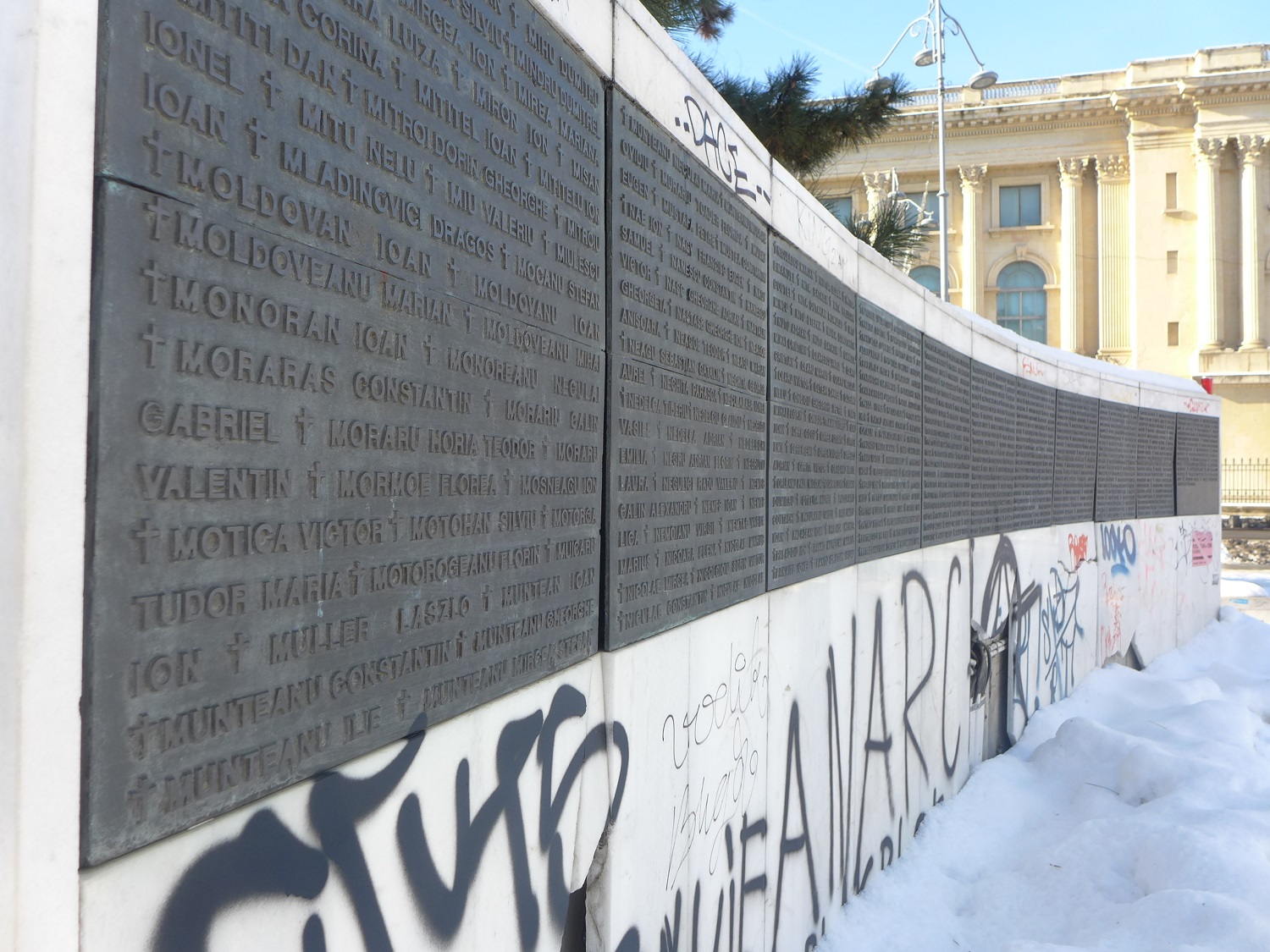 Au pied de ce monument, il y a deux murs arrondis, qui portent les noms des victimes.